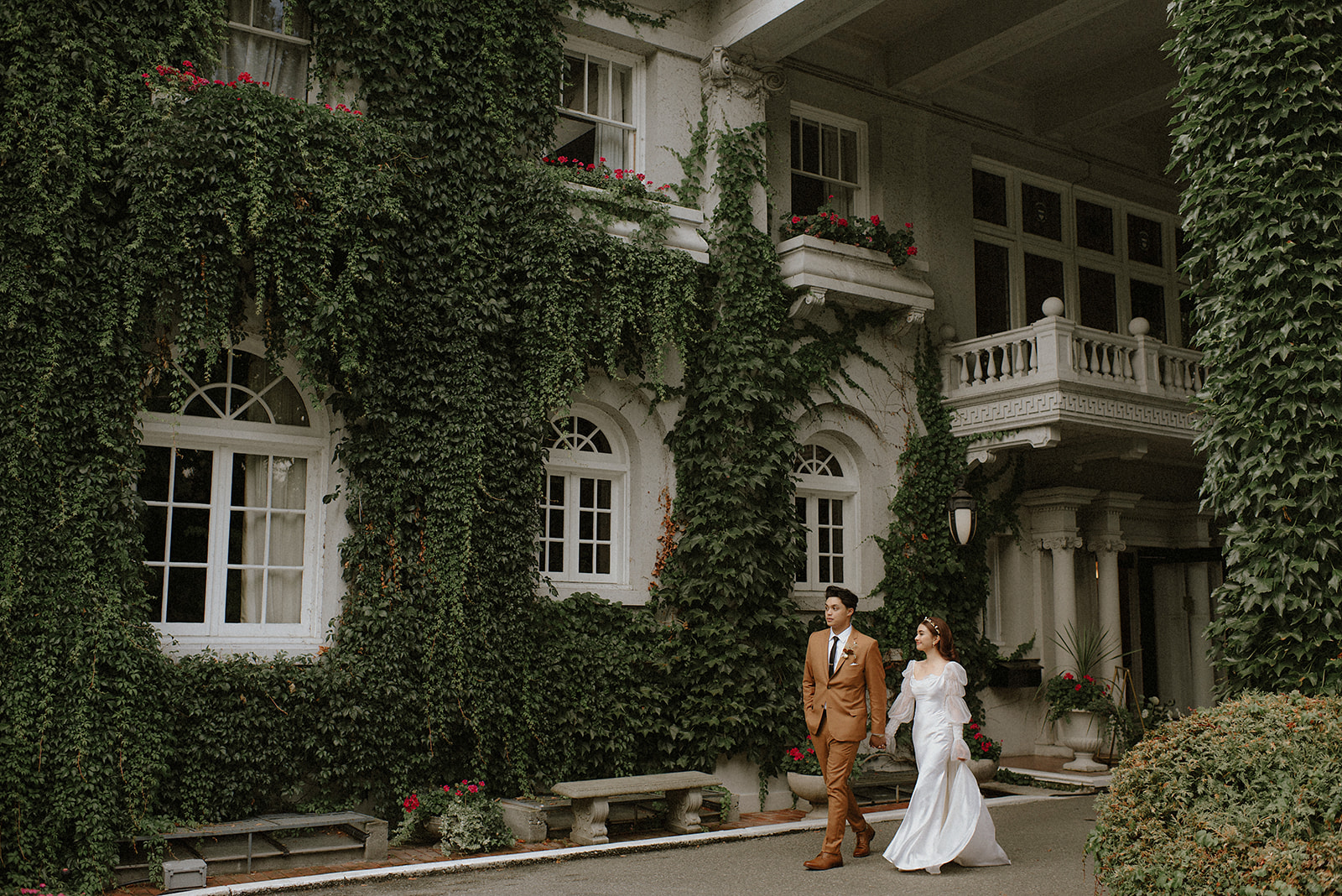 Vancouver Wedding Photographer captures wedding of couple in love at Hycroft Manor