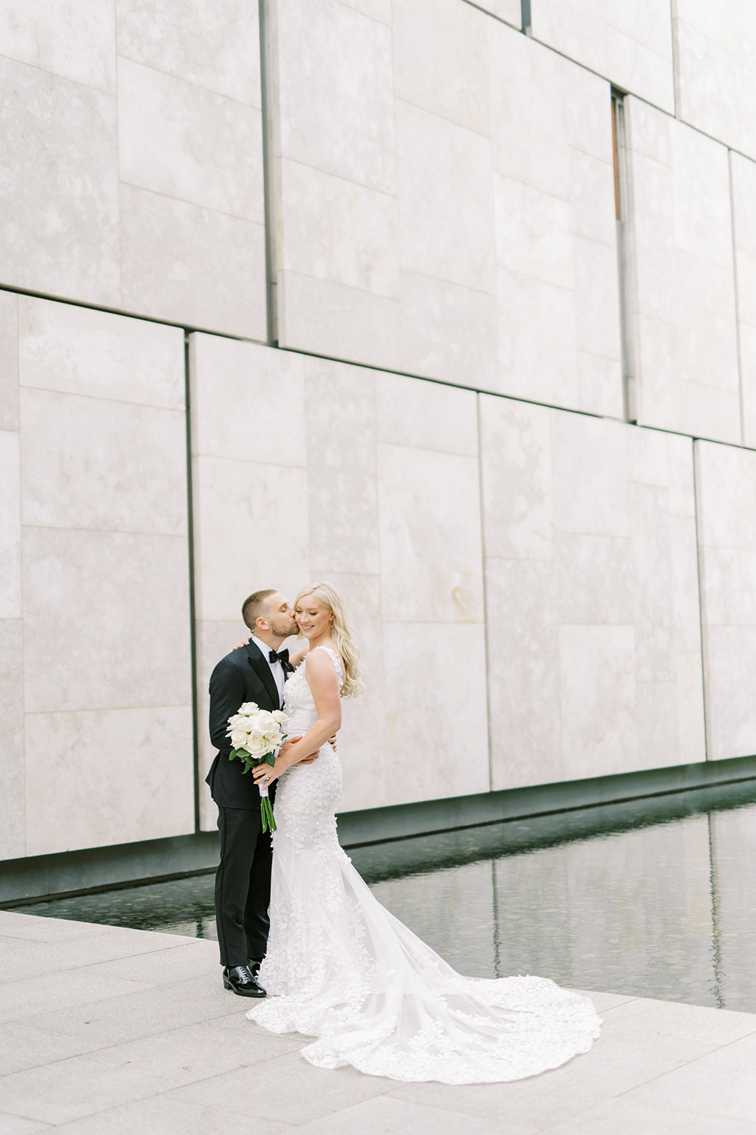 bride and groom at barnes foundation