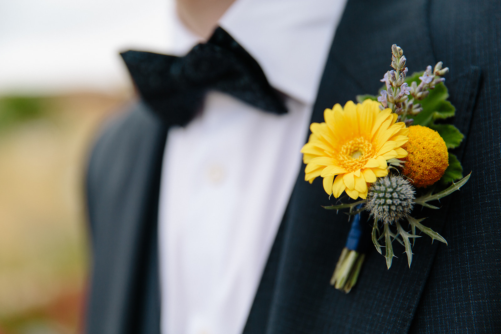 Summer groom boutonniere with yellow flowers 