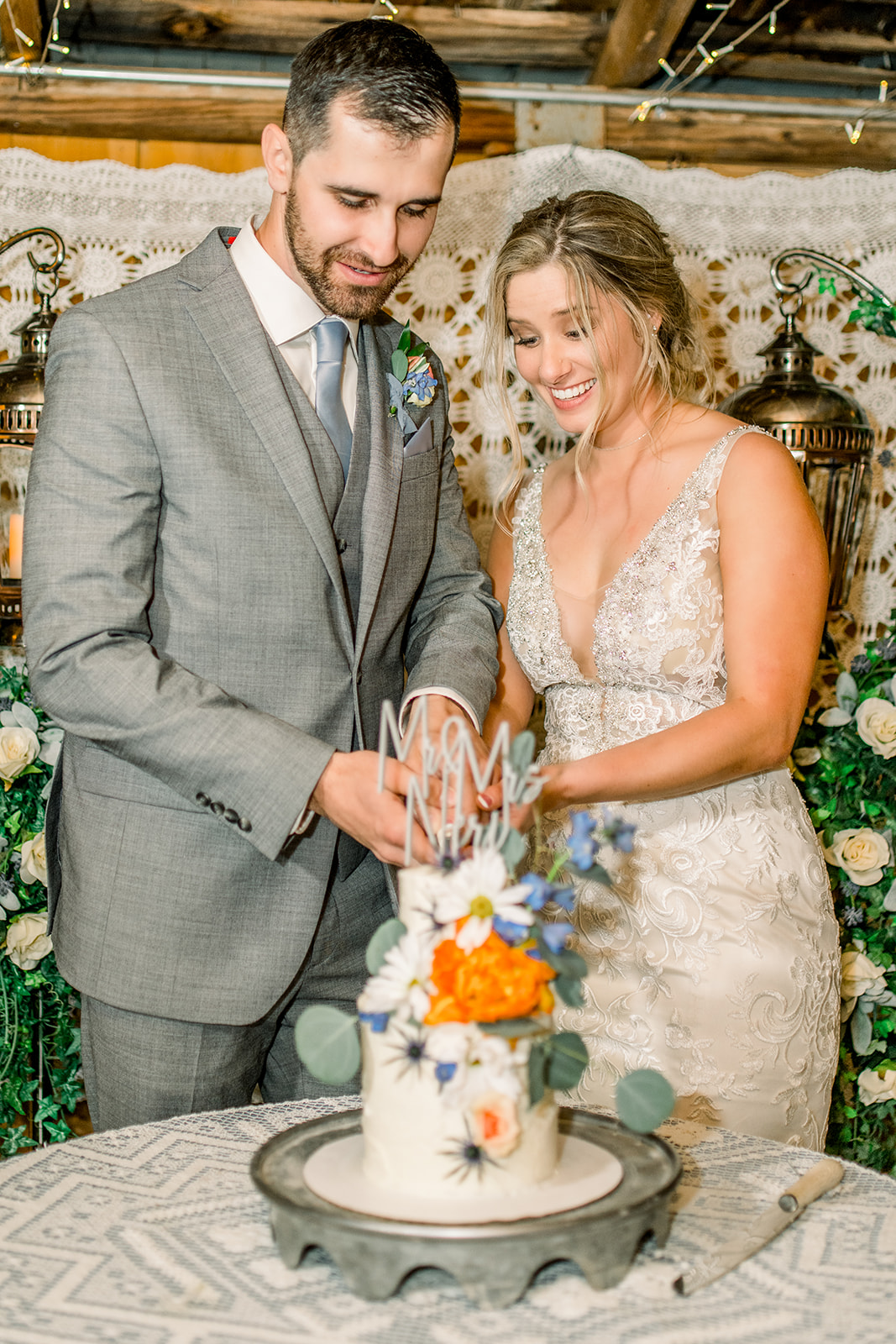 Sonora CA wedding bride groom cake cutting