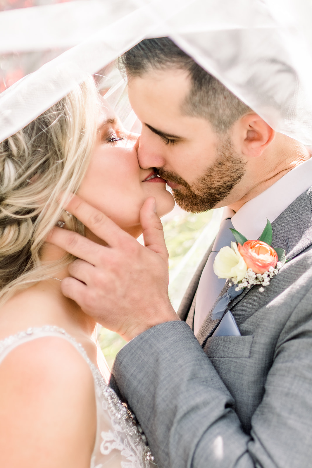 Sonora, CA wedding bride groom kiss