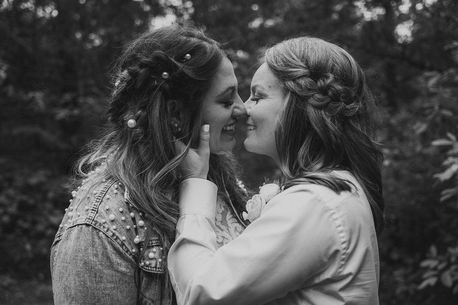 LGBTQIA+ elopement kiss in Arkansas 