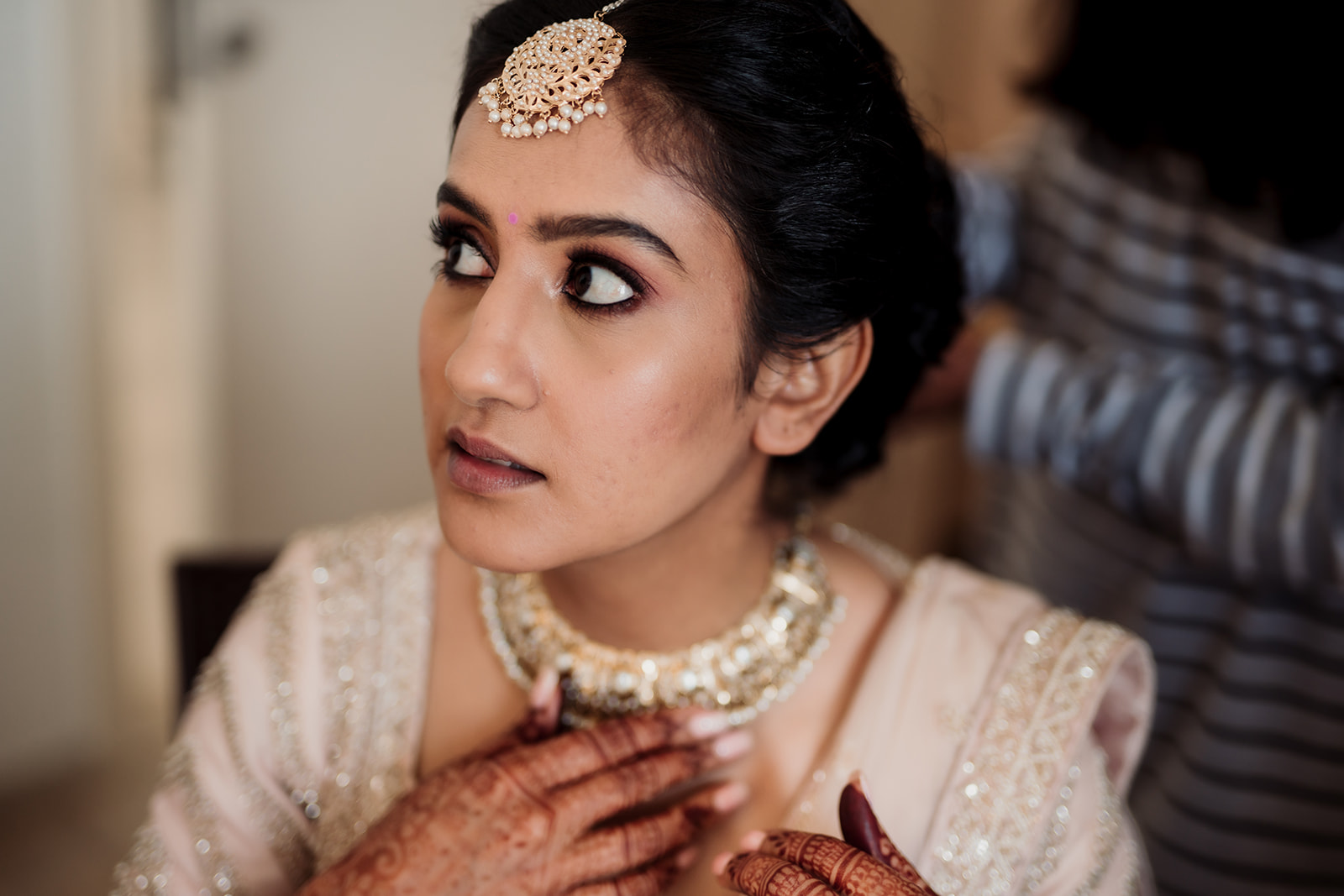 Bridal elegance: The bride shines in exquisite wedding jewelry, adding a touch of grace to her attire.
