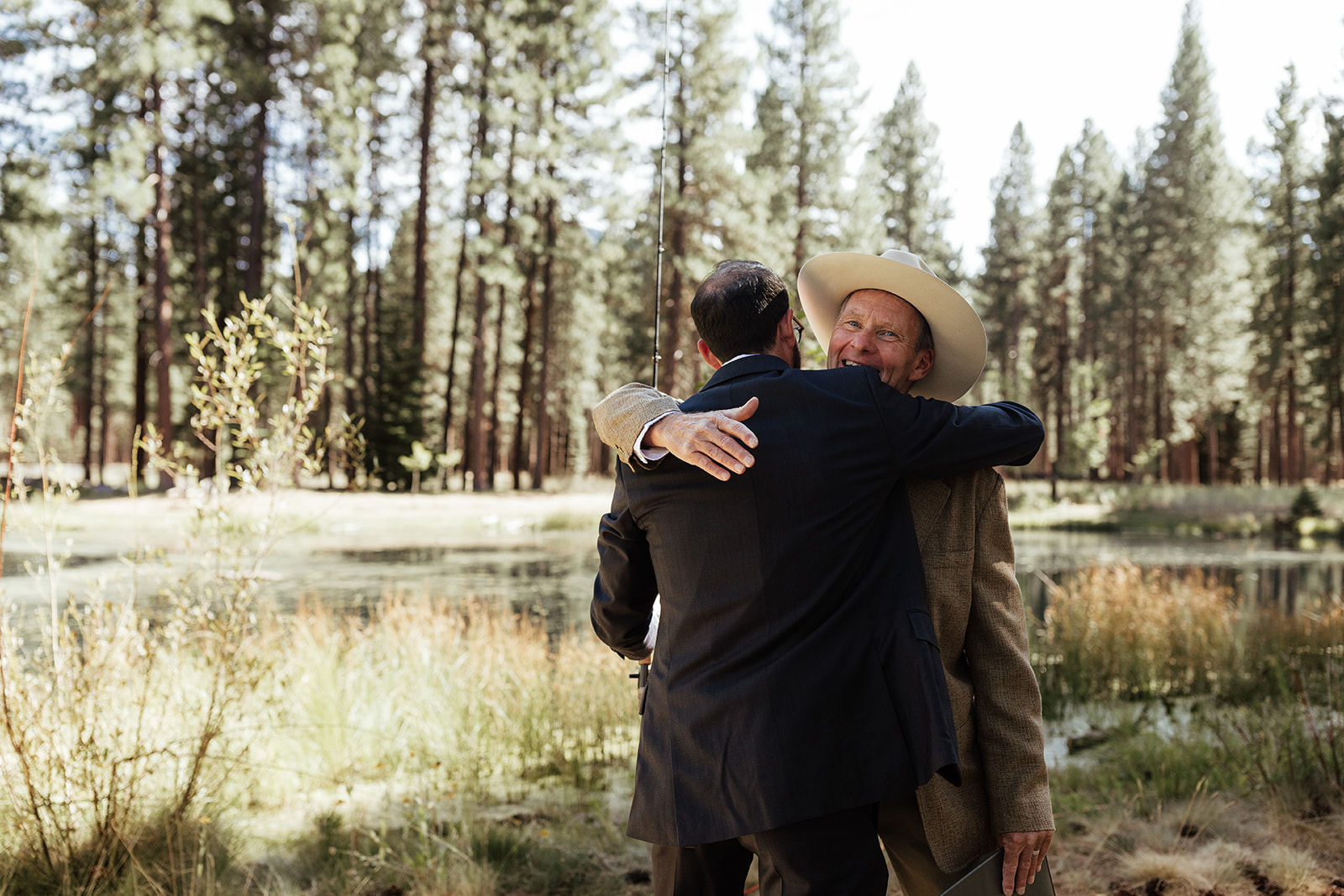 groom hugging officiant before ceremony
