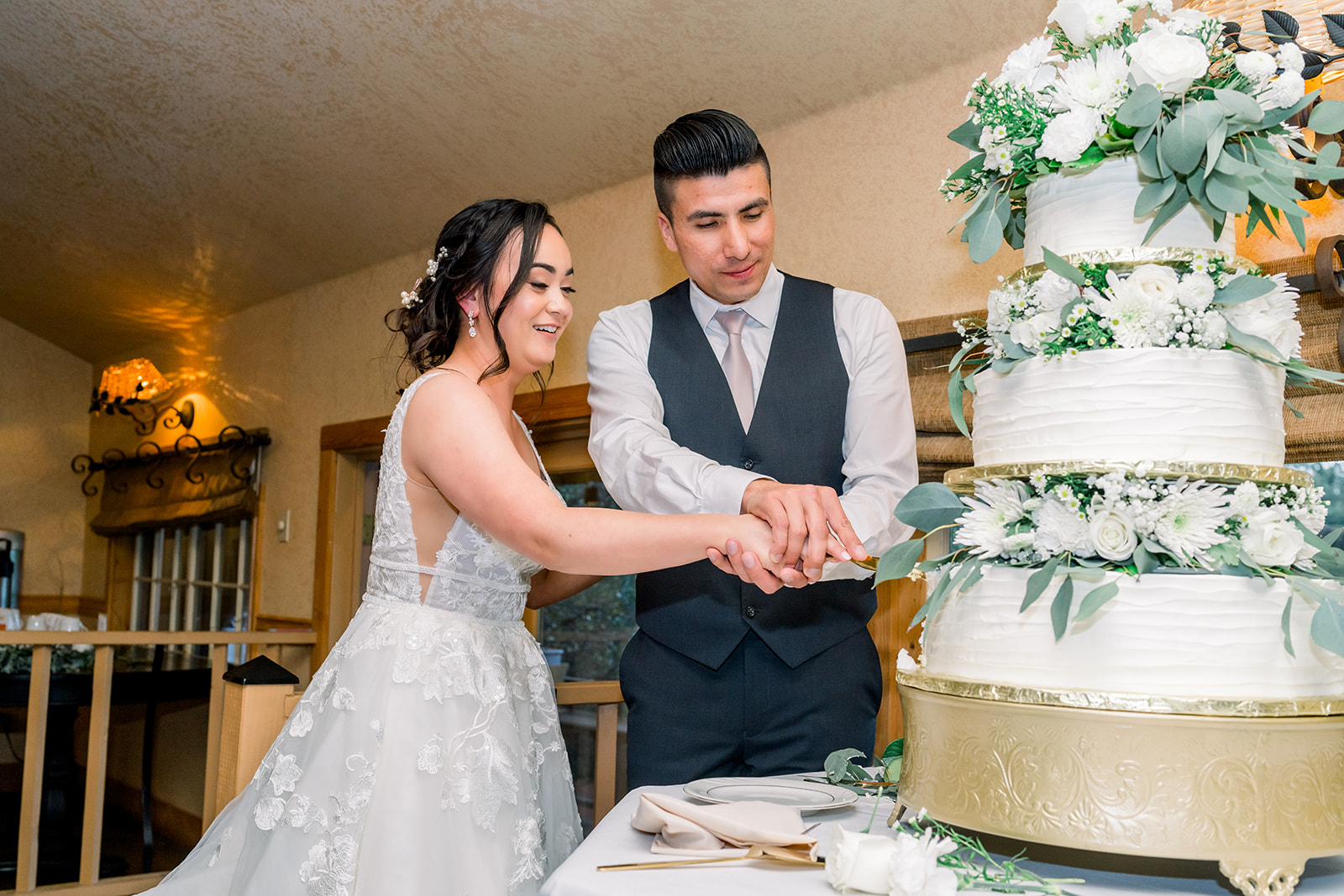 Cake cutting Union Hill Inn Sonora, CA wedding 