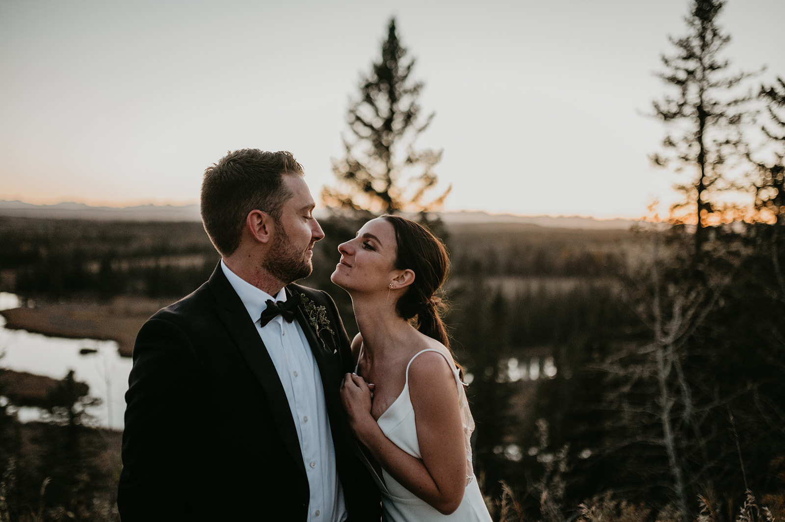 Bride and groom sunset golden hour photos at pinebrook golf course wedding in Calgary Alberta