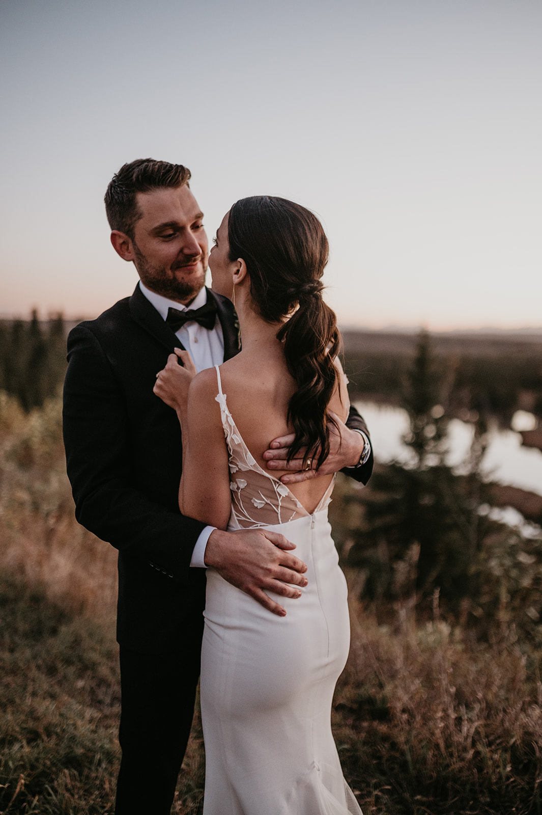 Bride and groom sunset golden hour photos at pinebrook golf course wedding in Calgary Alberta