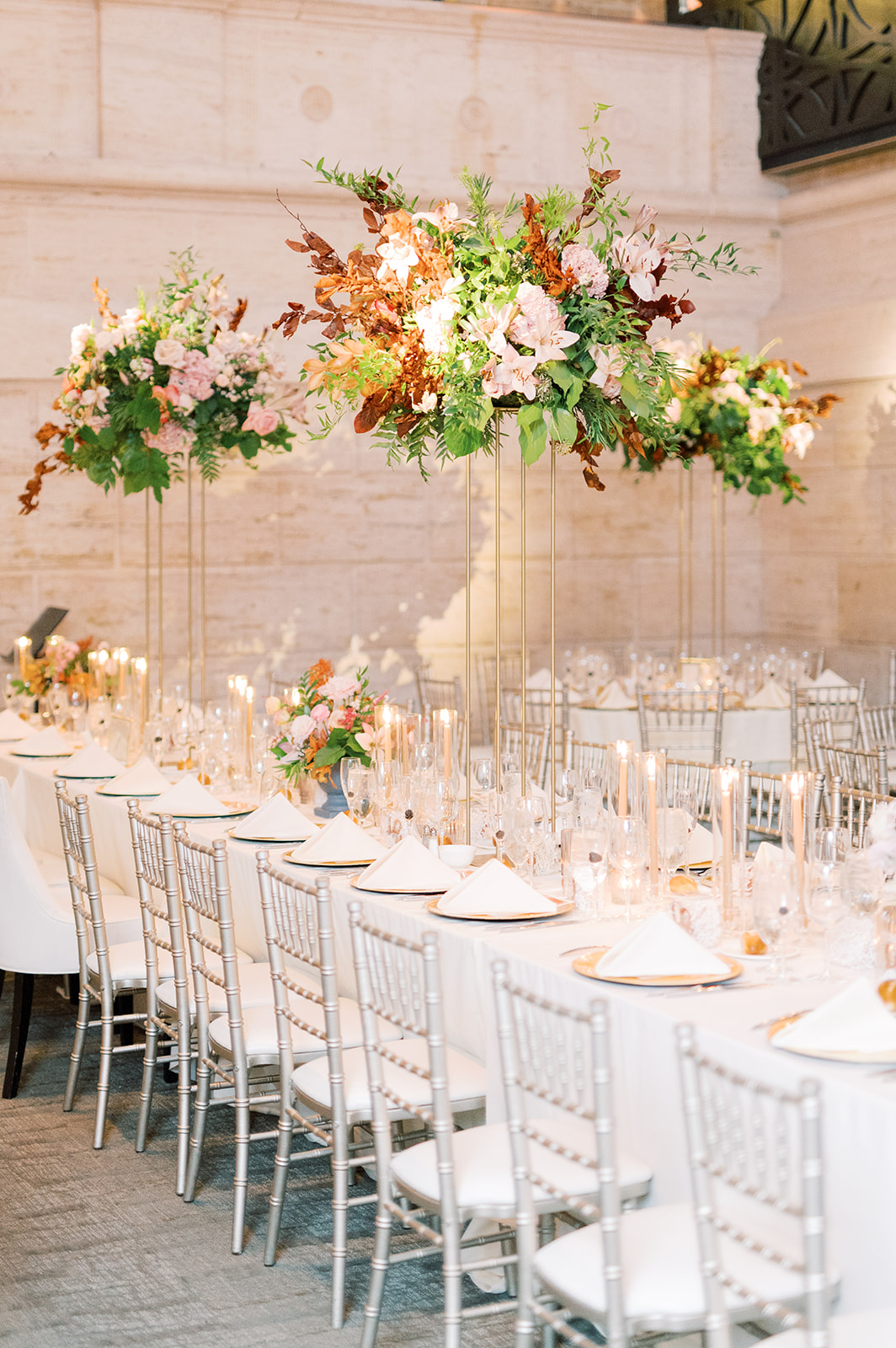 modern fall floral table arrangements for this Classic and Airy AutumnWedding at Philadelphia’s Union Trust
