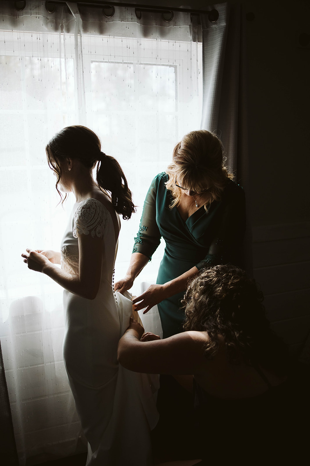 bride getting in her wedding dress | detroit wedding photographer 