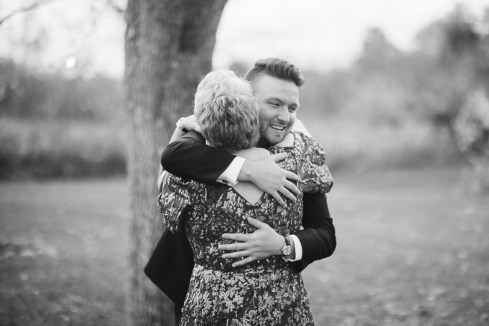 groom first look with his mother| detroit wedding photographer