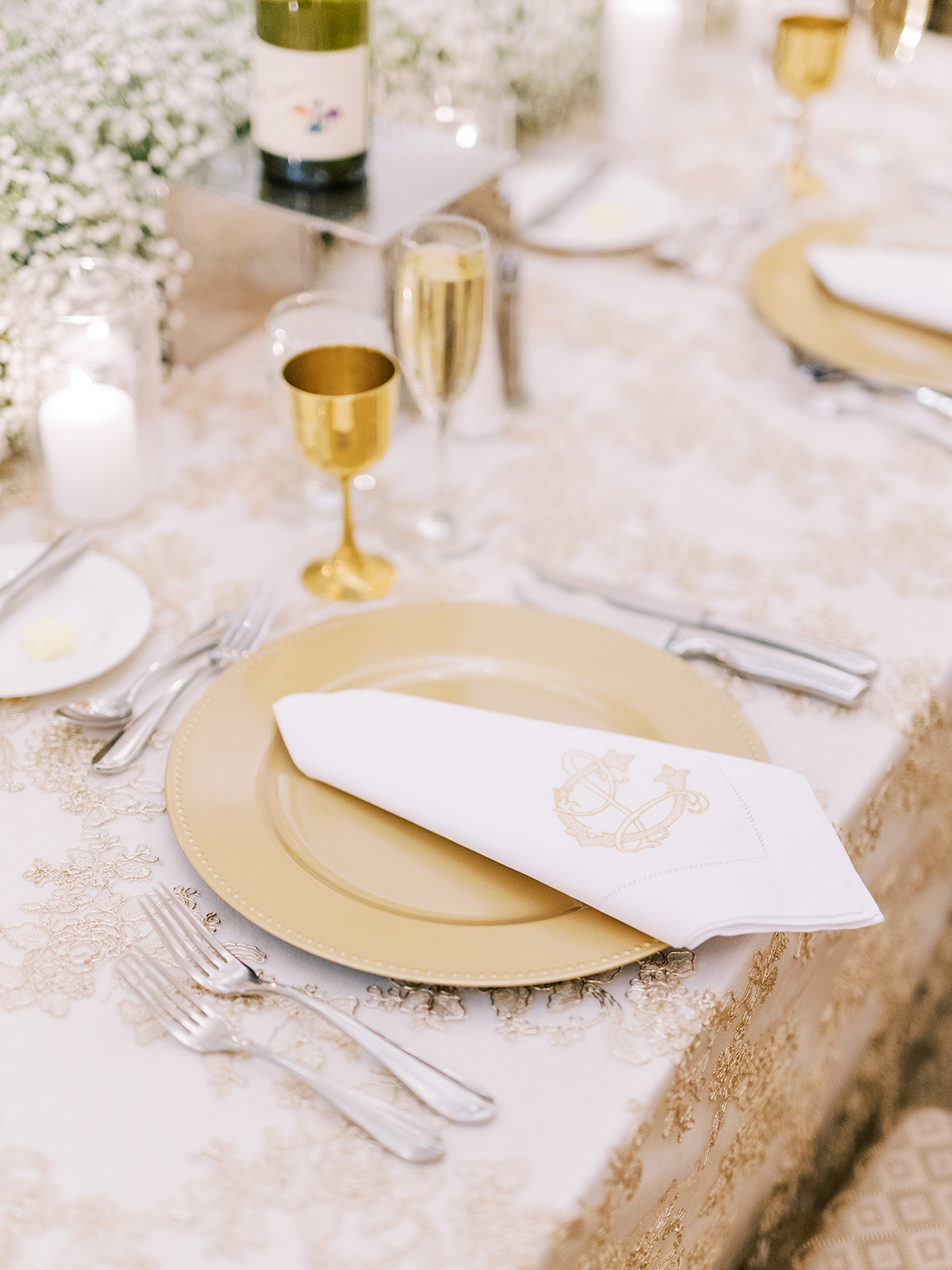 gold charger plate with monogrammed napkin