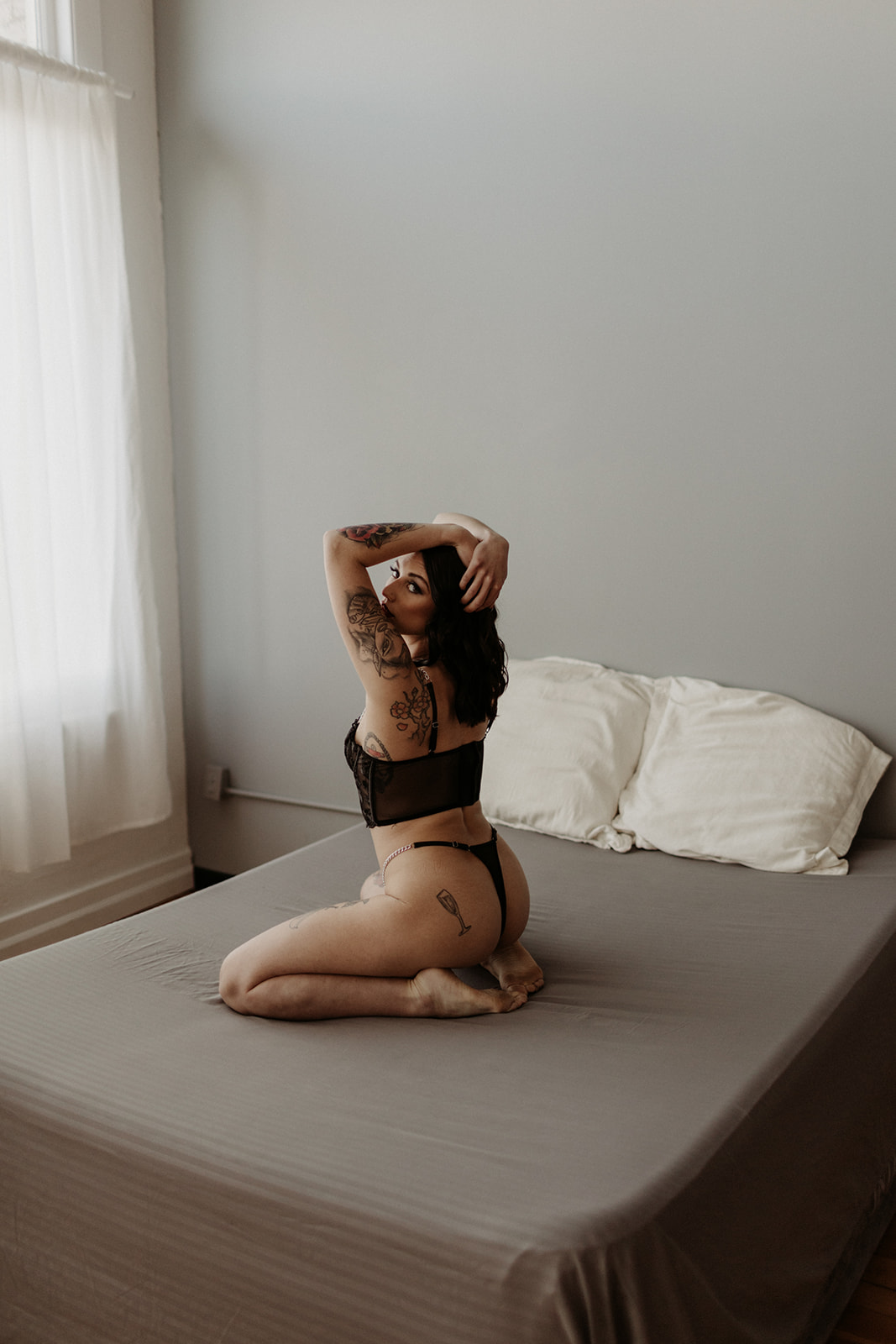 girl in black lingeries during boudoir session