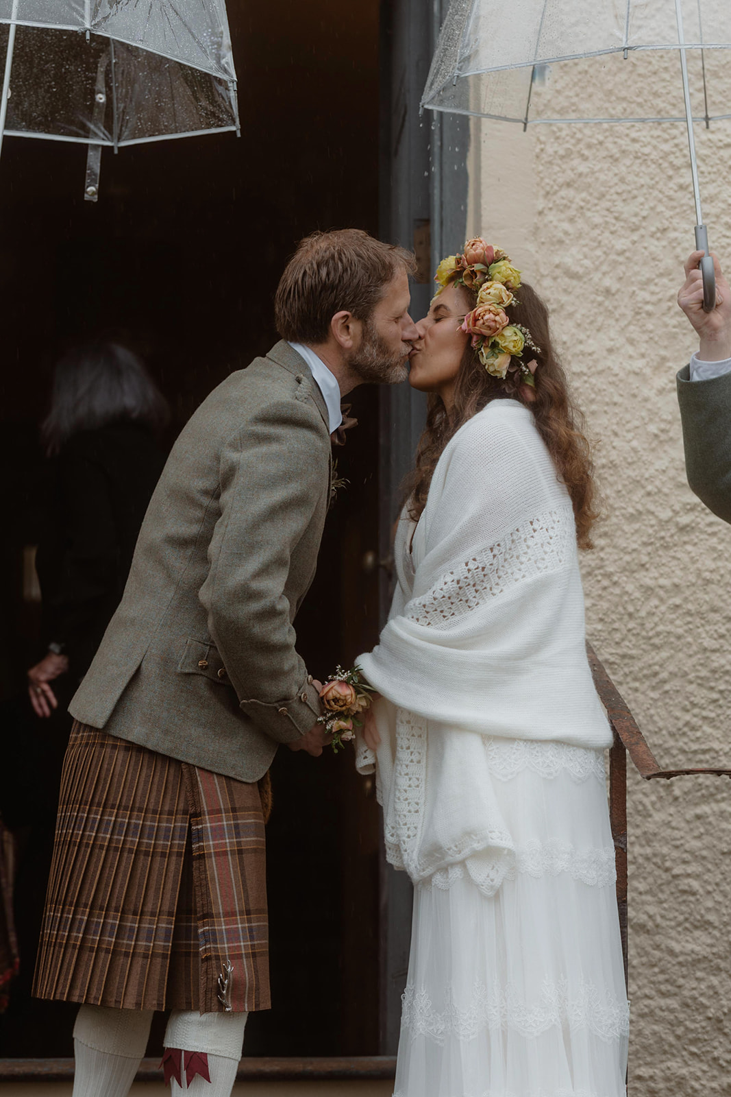 Rebecca and Simon shared a romantic kiss during their Isle of Skye elopement ceremony.
