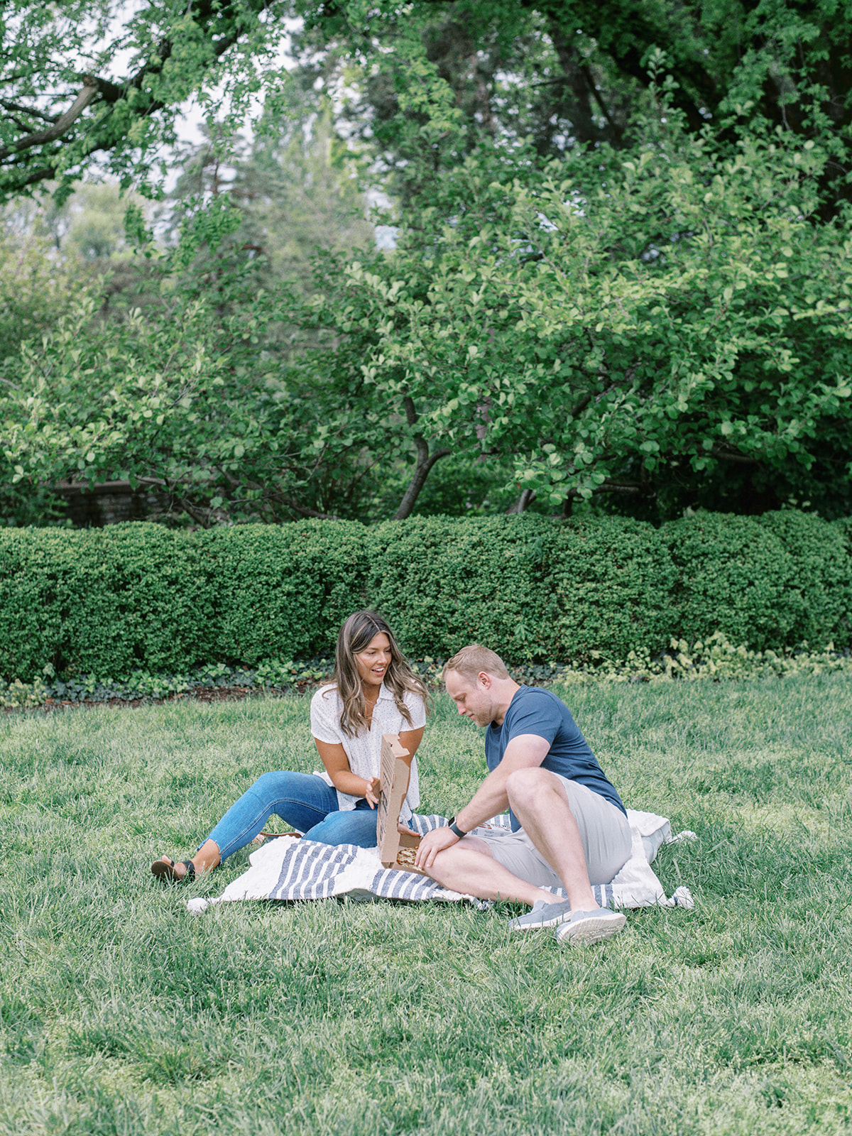 picnic engagement session in Ault Park