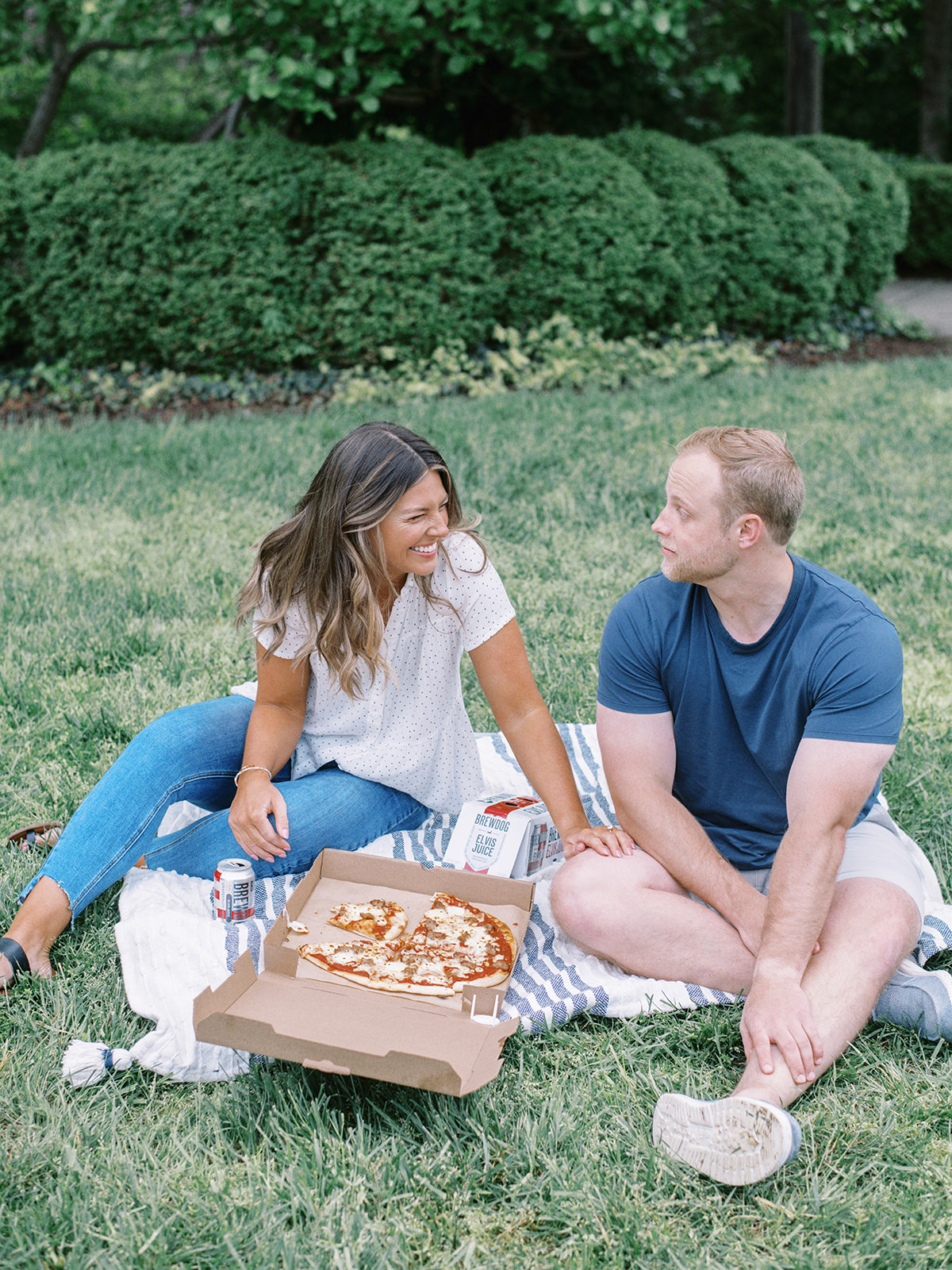 picnic engagement session in Ault Park
