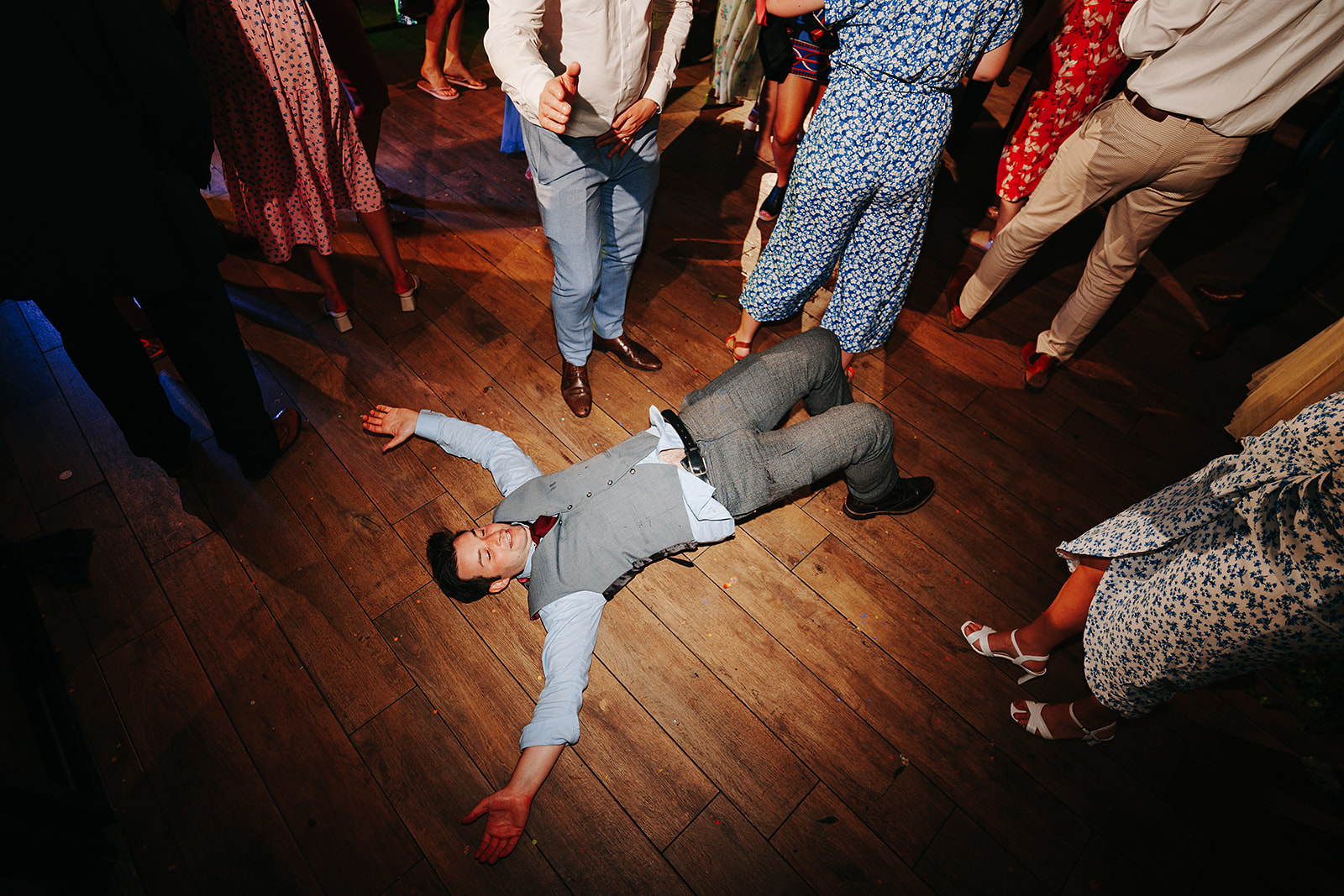 epic dancefloor black and white image at honrington manor