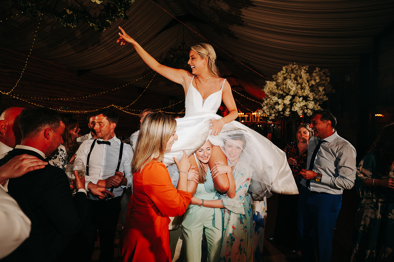 epic dancefloor black and white image at honrington manor