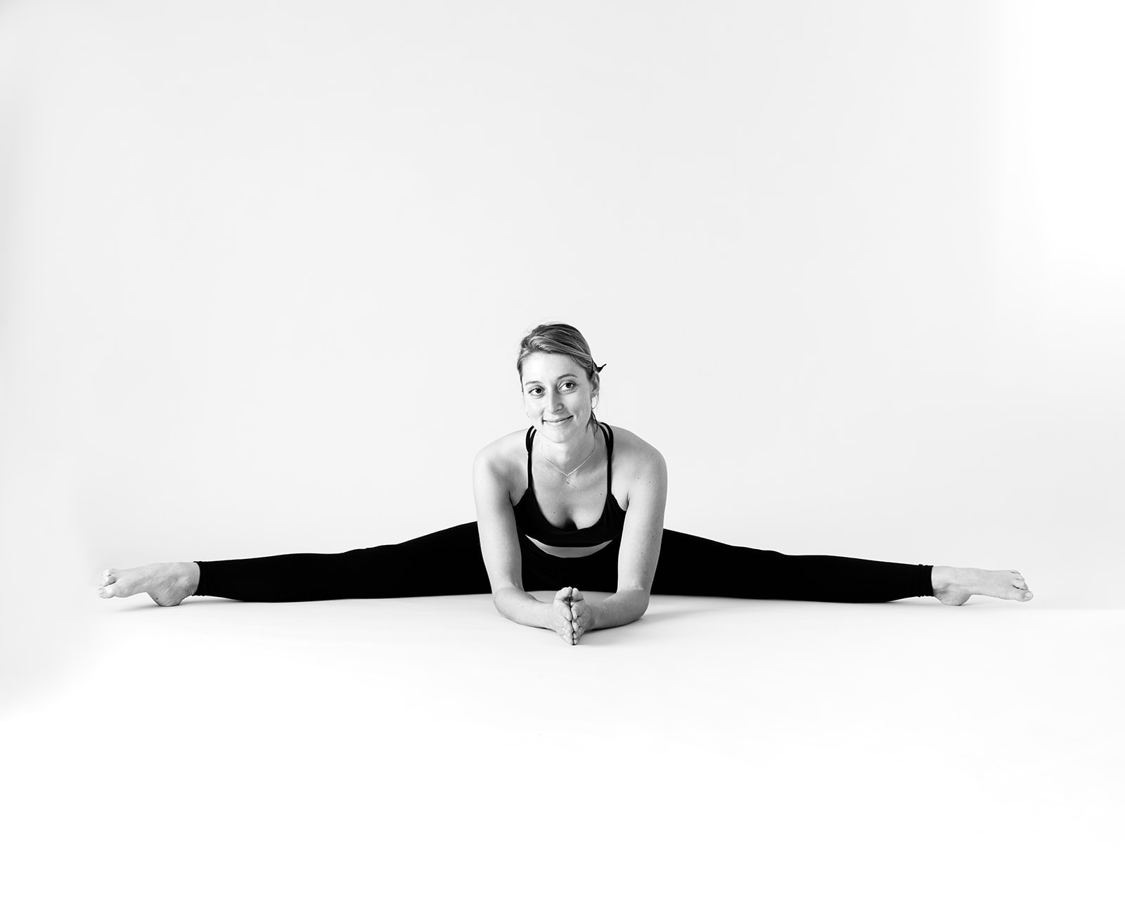 Yoga Fotosession auf weißem Hintergrund 