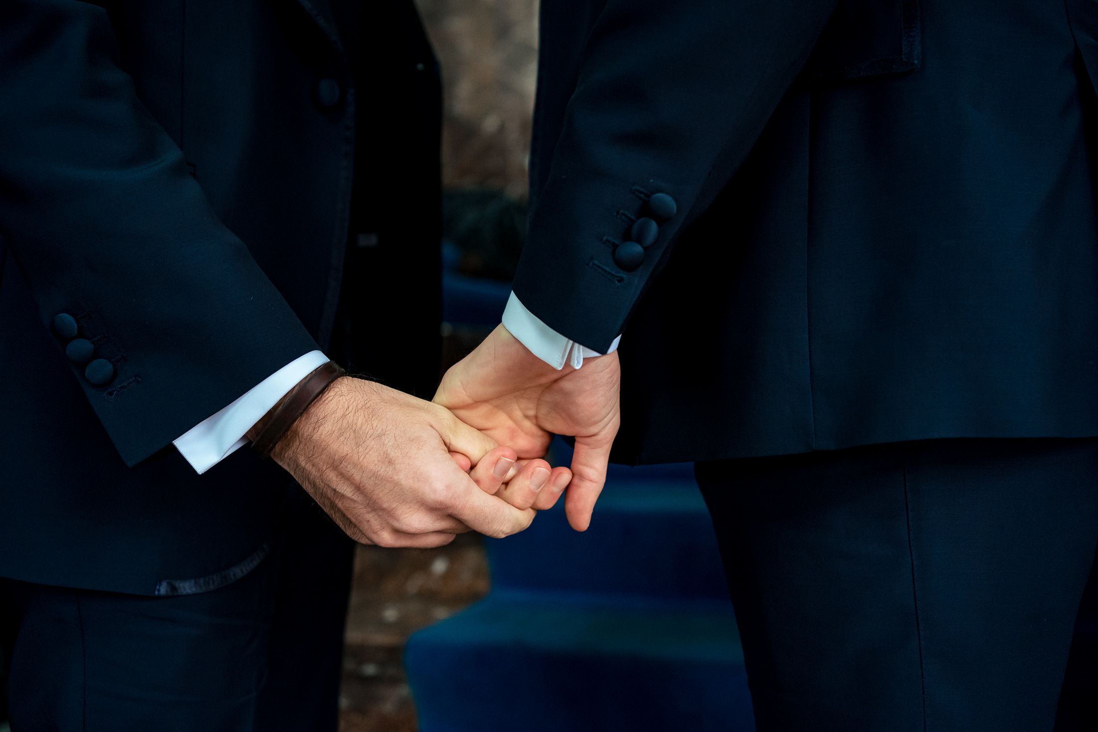 Deux hommes se tiennent par la main lors de leurs_ mariage à Ixelles Bruxelles