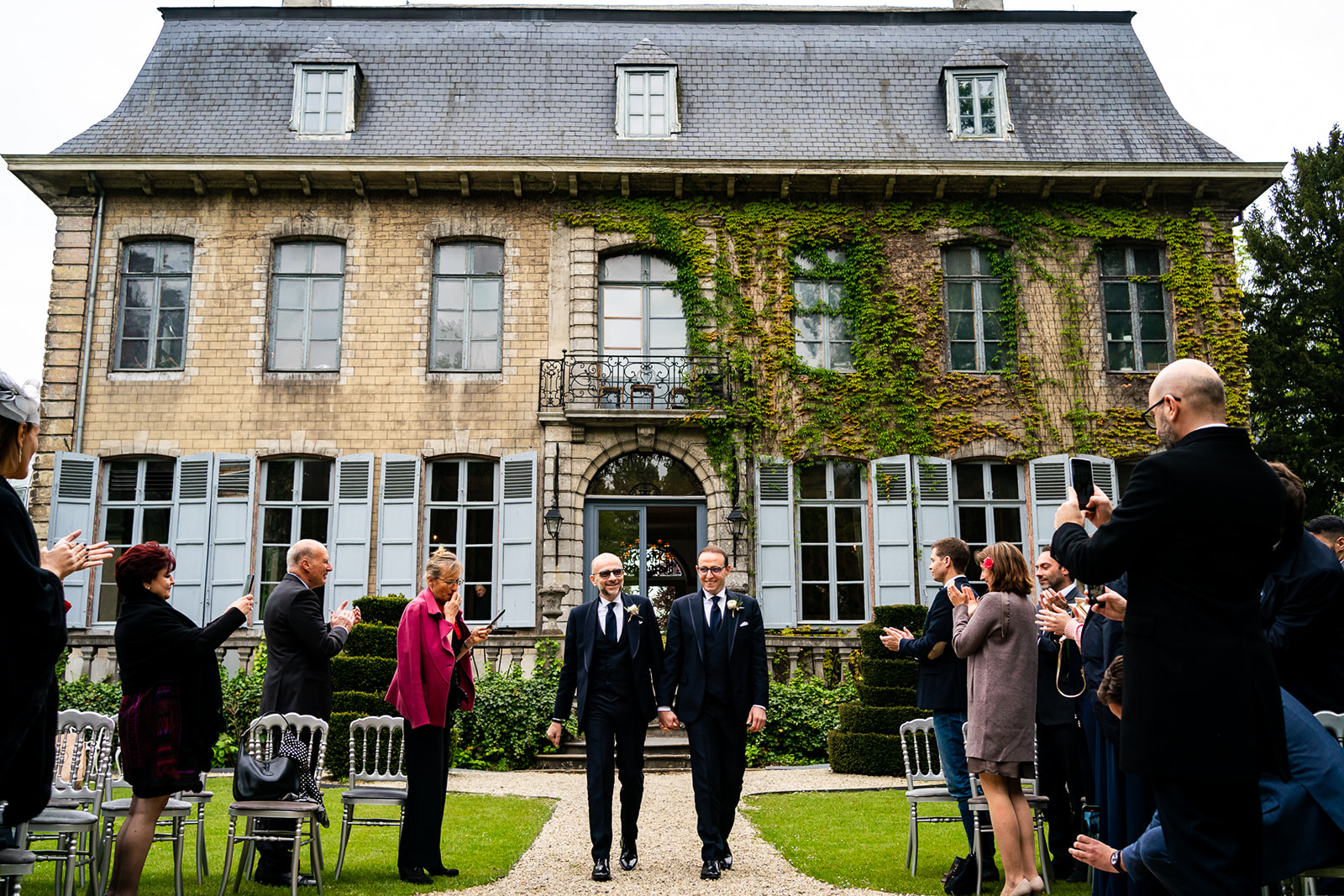Les mariés entre dans les jardins du château de Ruisbroek à Bruxelles lors de leur mariage.