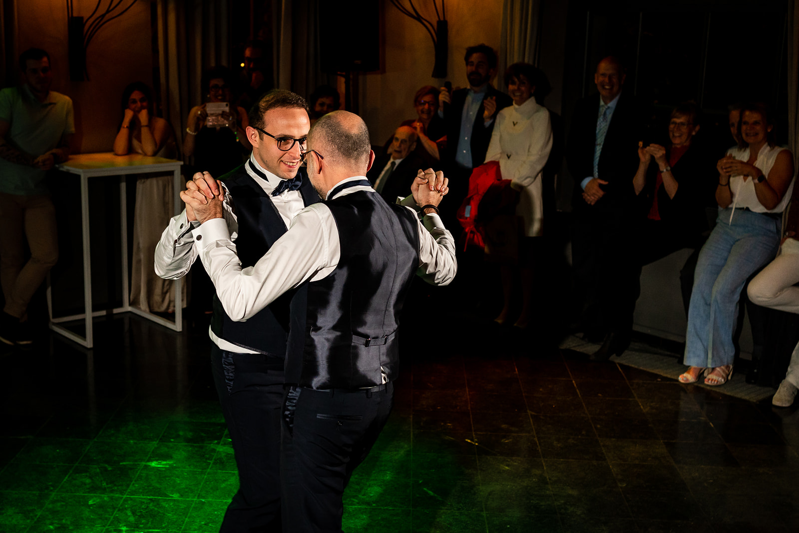 un couple gay ouvre le bal lors de leur mariage au château de Ruisbroek