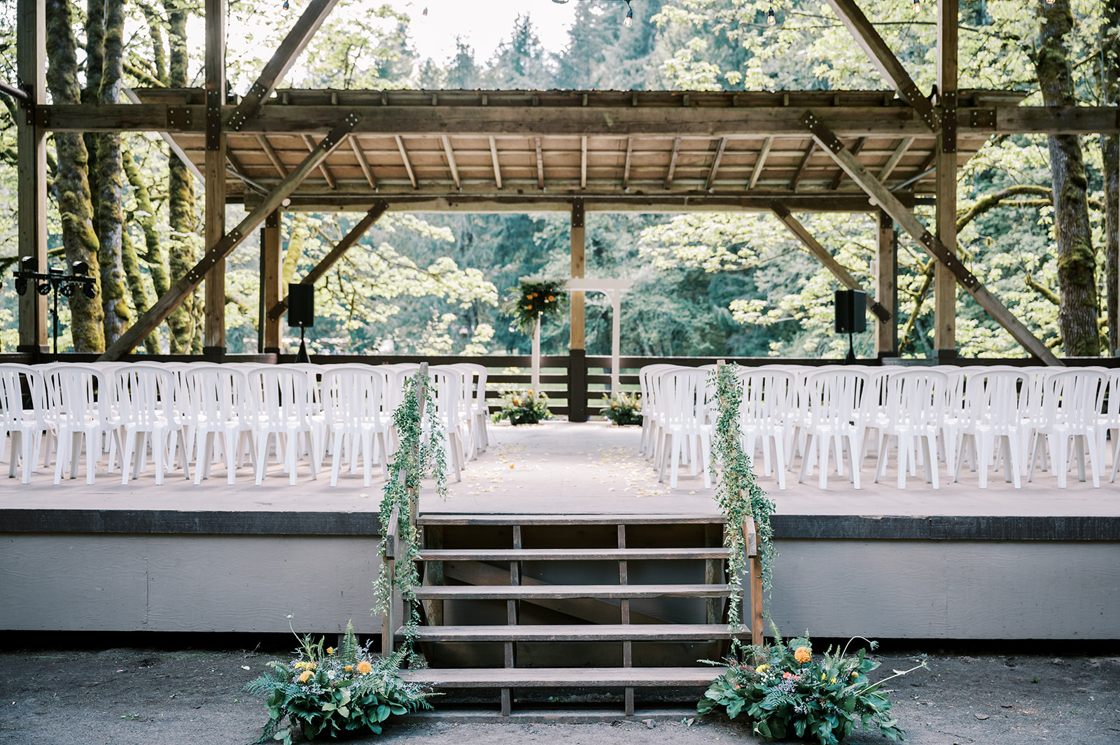 Hornings Hideout Wedding camping wedding venue in Oregon
v