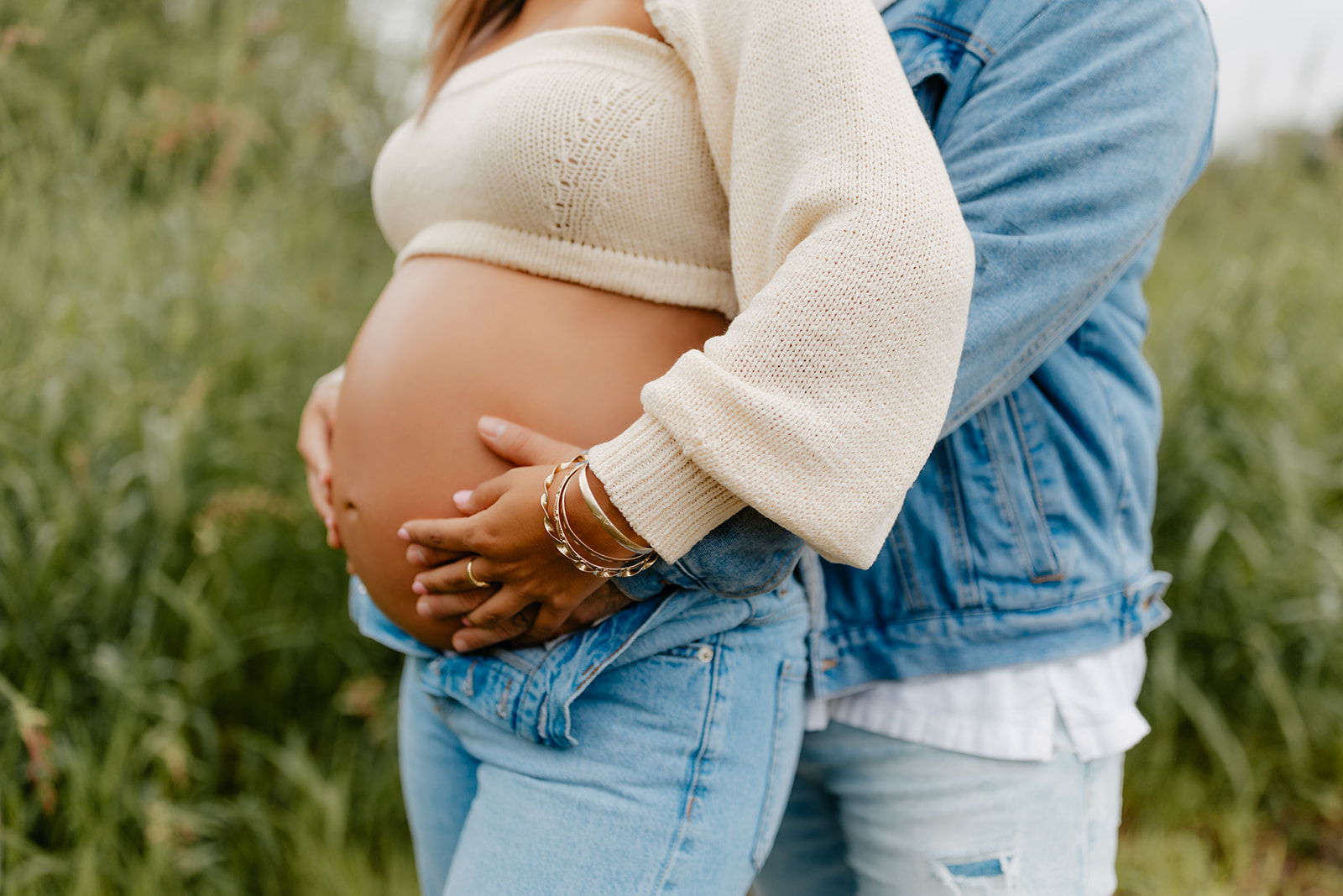 Close-up photo of a young Latino couple posing for a maternity photoshoot in Woodinville, Washington.