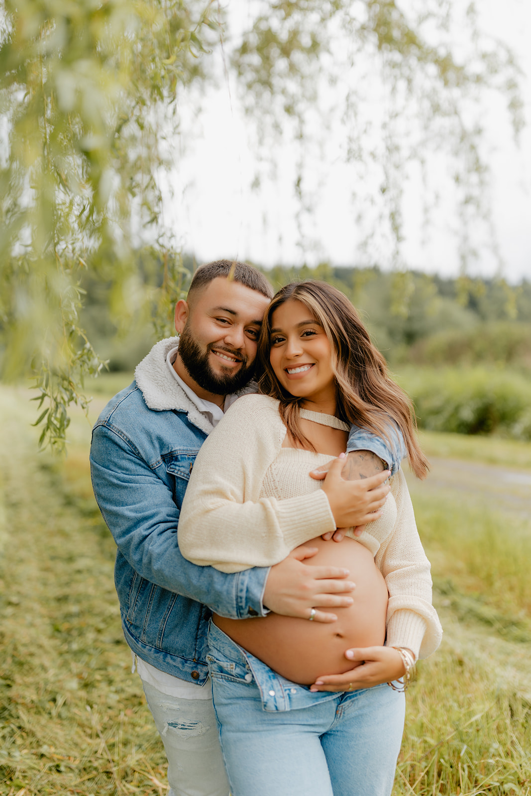 Close-up photo of a young Latino couple posing for a maternity photoshoot in Woodinville, Washington.