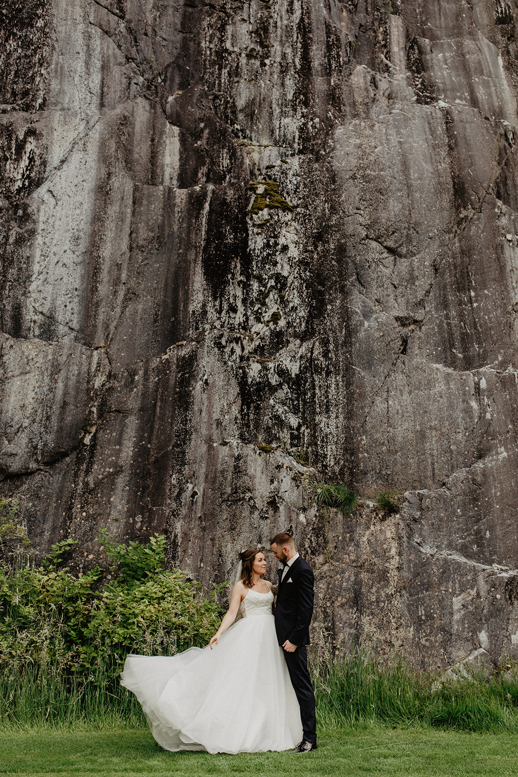Vancouver wedding day portaits in front of mountain rock ledge
