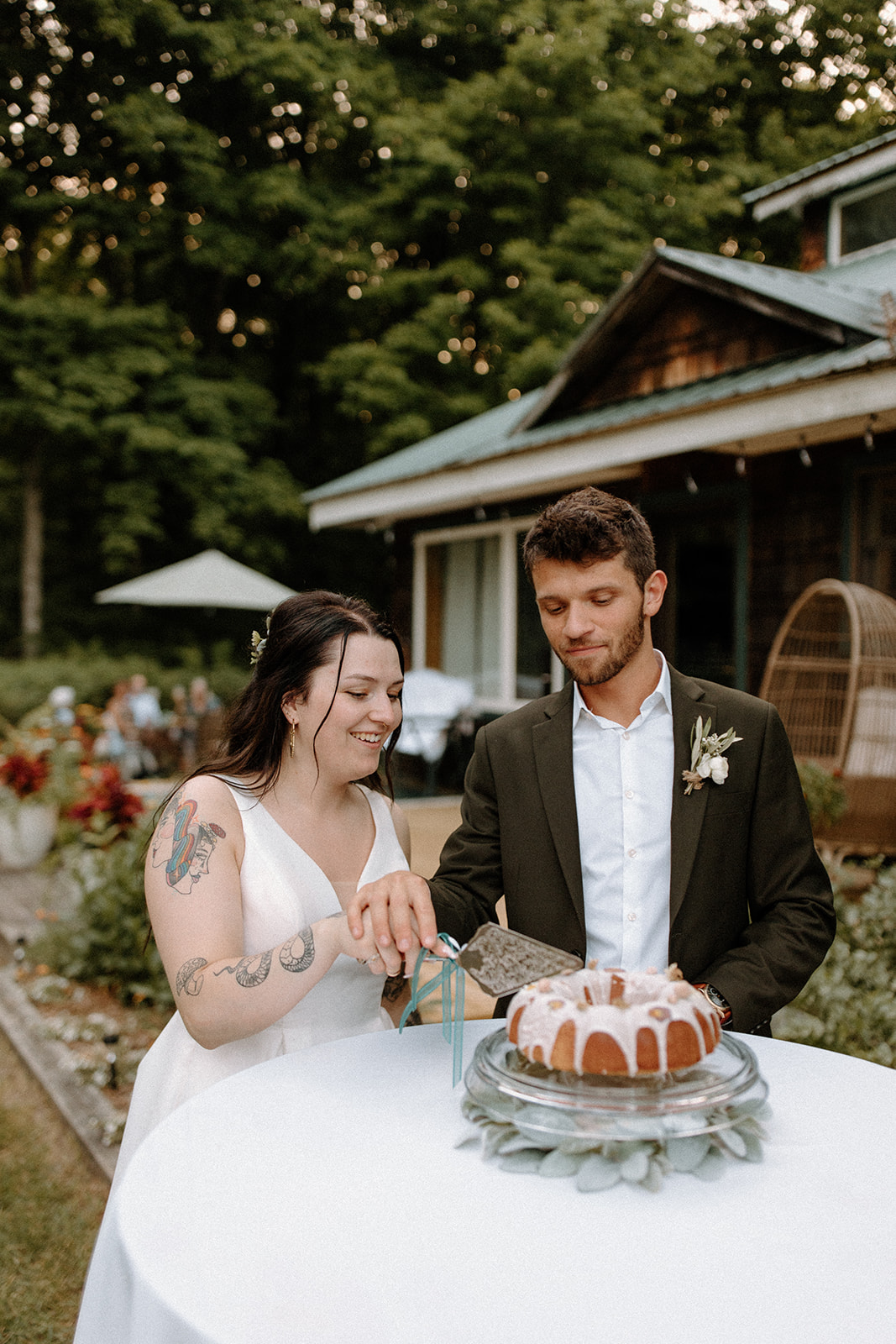 cake cutting photos for backyard wedding in traverse city michigan