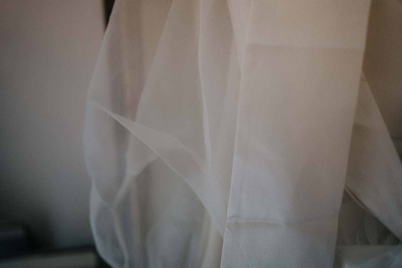 Das leichte Brautkleid von NONI im Close Up