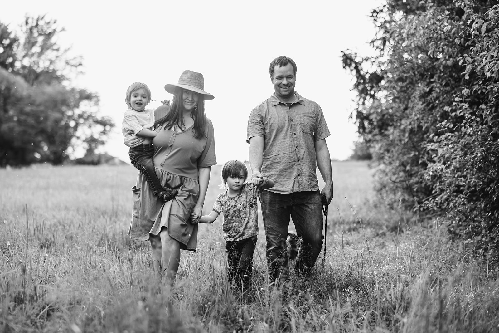 Family outdoor photoshoot in the picturesque fields