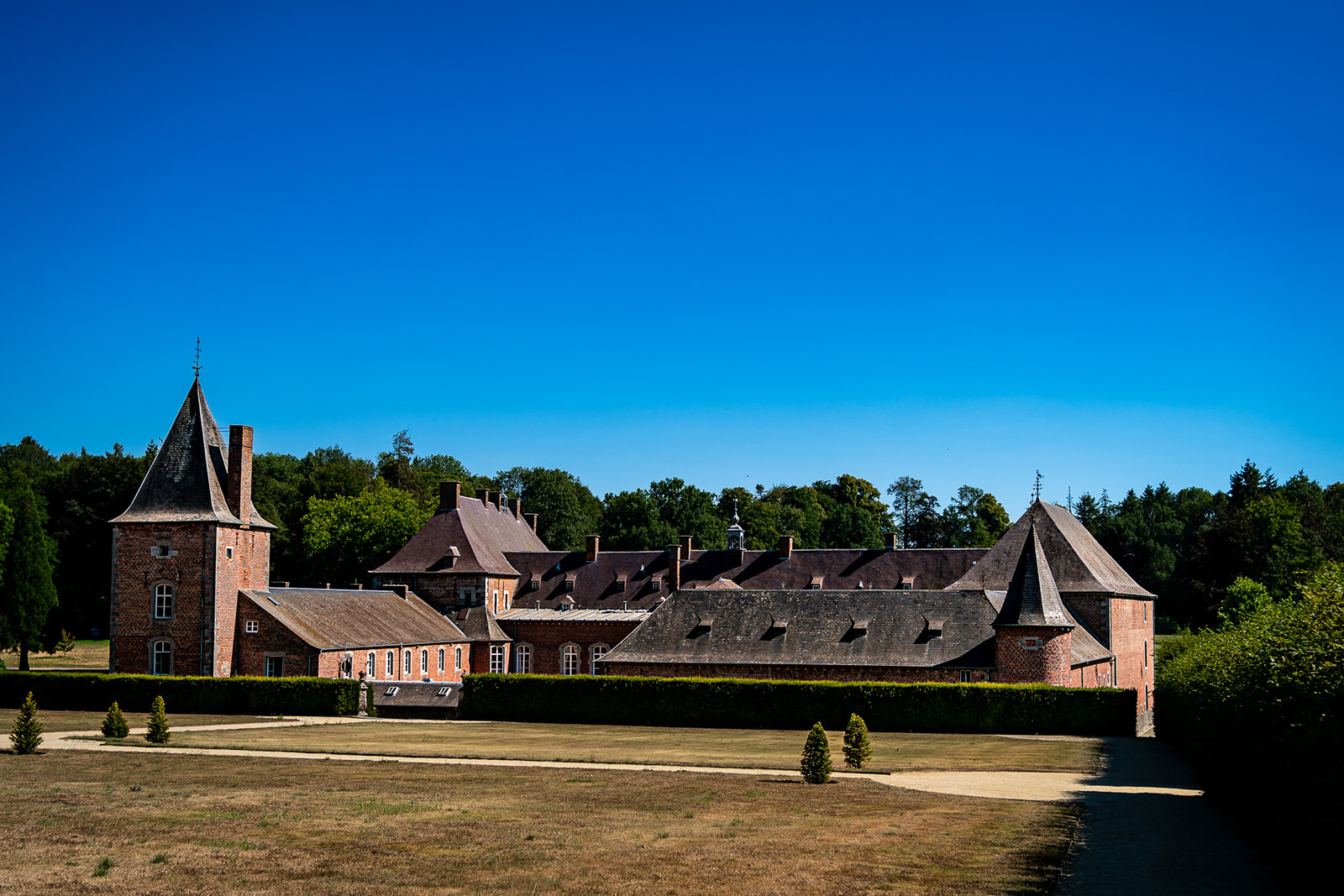 Le château du domaine de Franc-Warêt, château près de Fernelmont, pris par le photographe de mariage en été.
