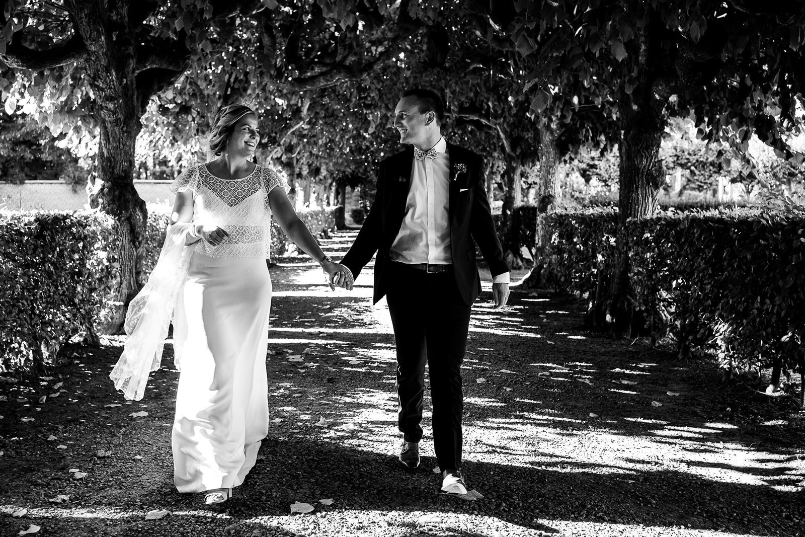 Photos de couples dans les superbes jardins du chateau de Franc-Warêt, un rêve pour tout photographe de mariage.