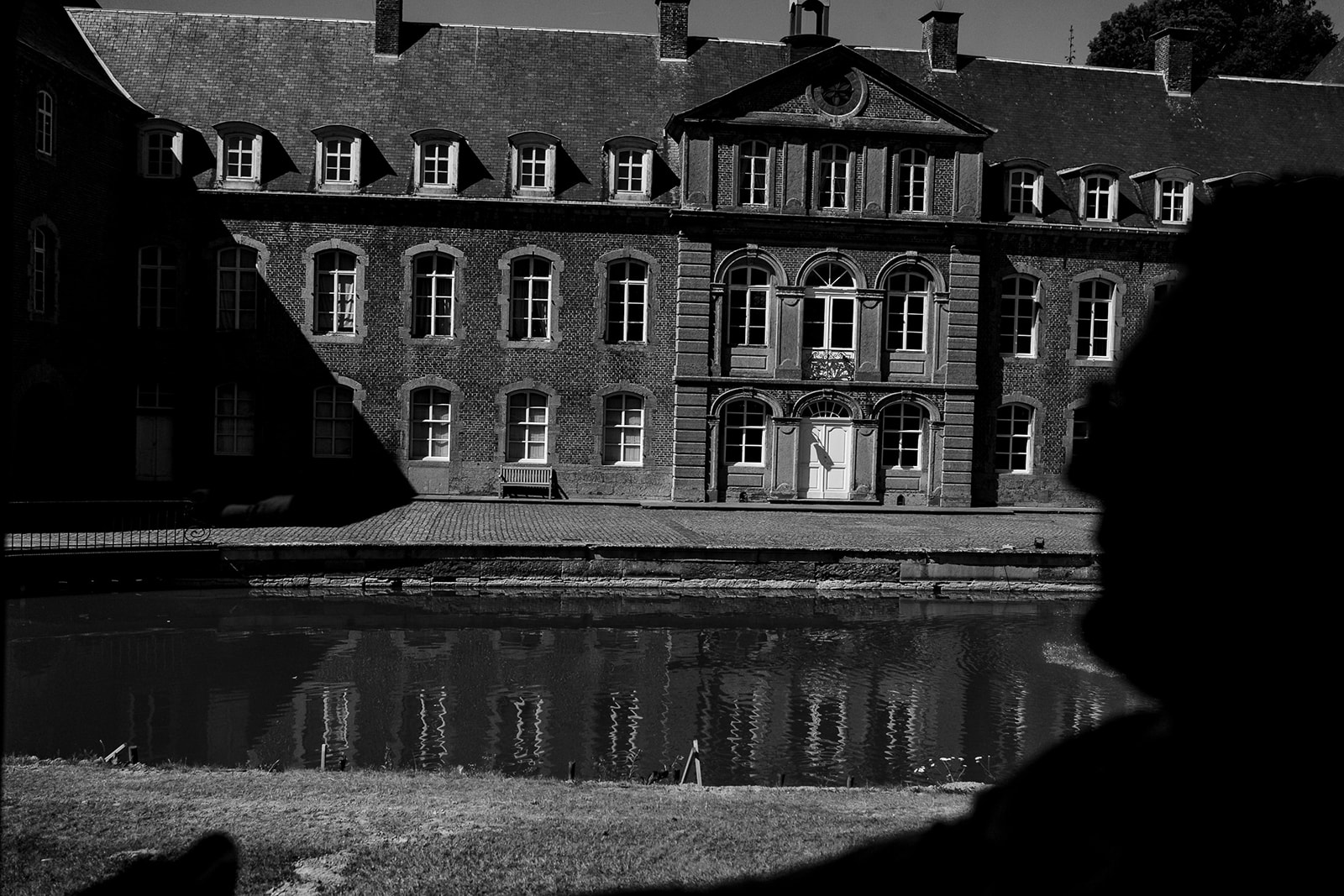 Silhouette d'une personne devant la façade du château de Franc-Warêt