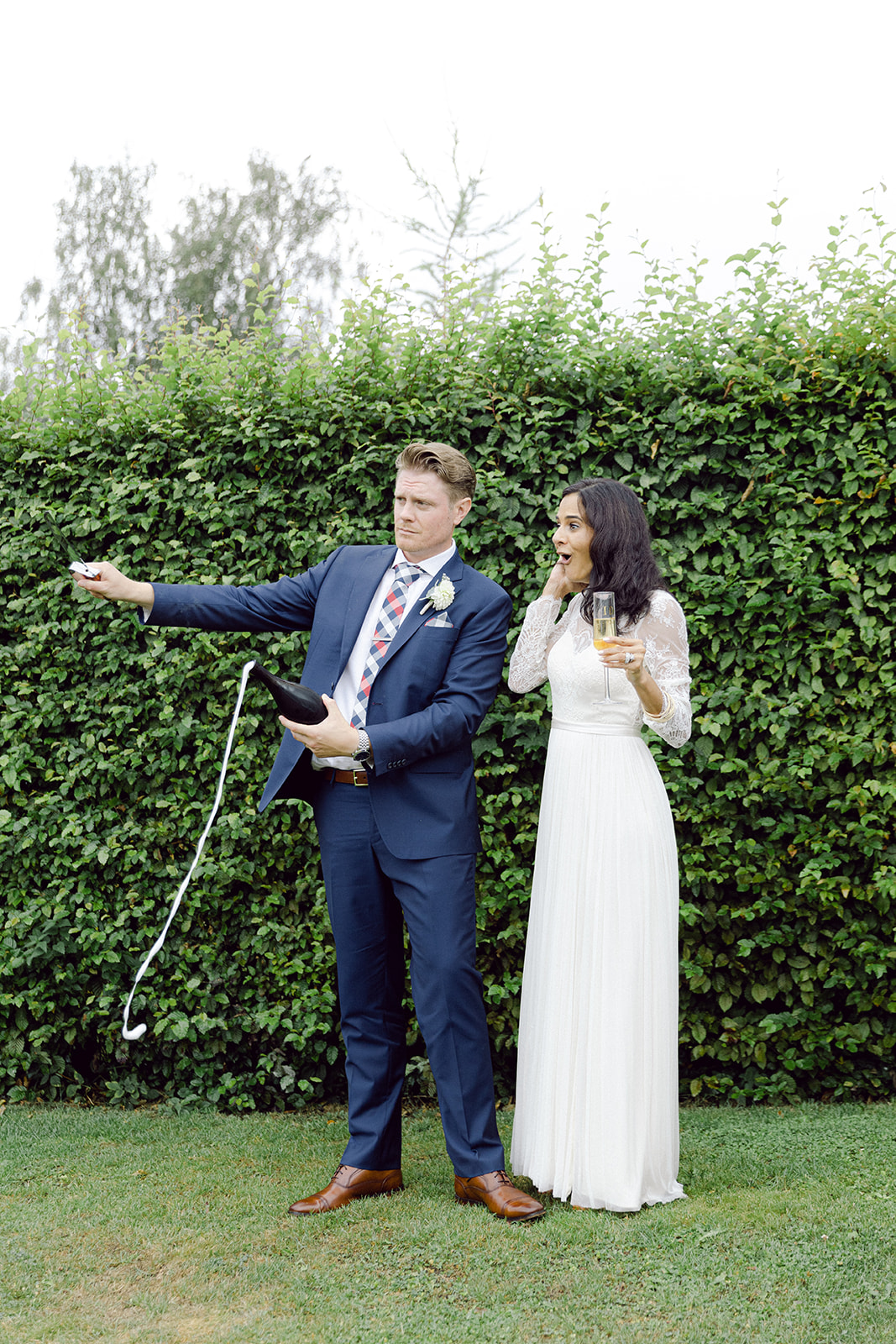 couple open the champagne with a sword