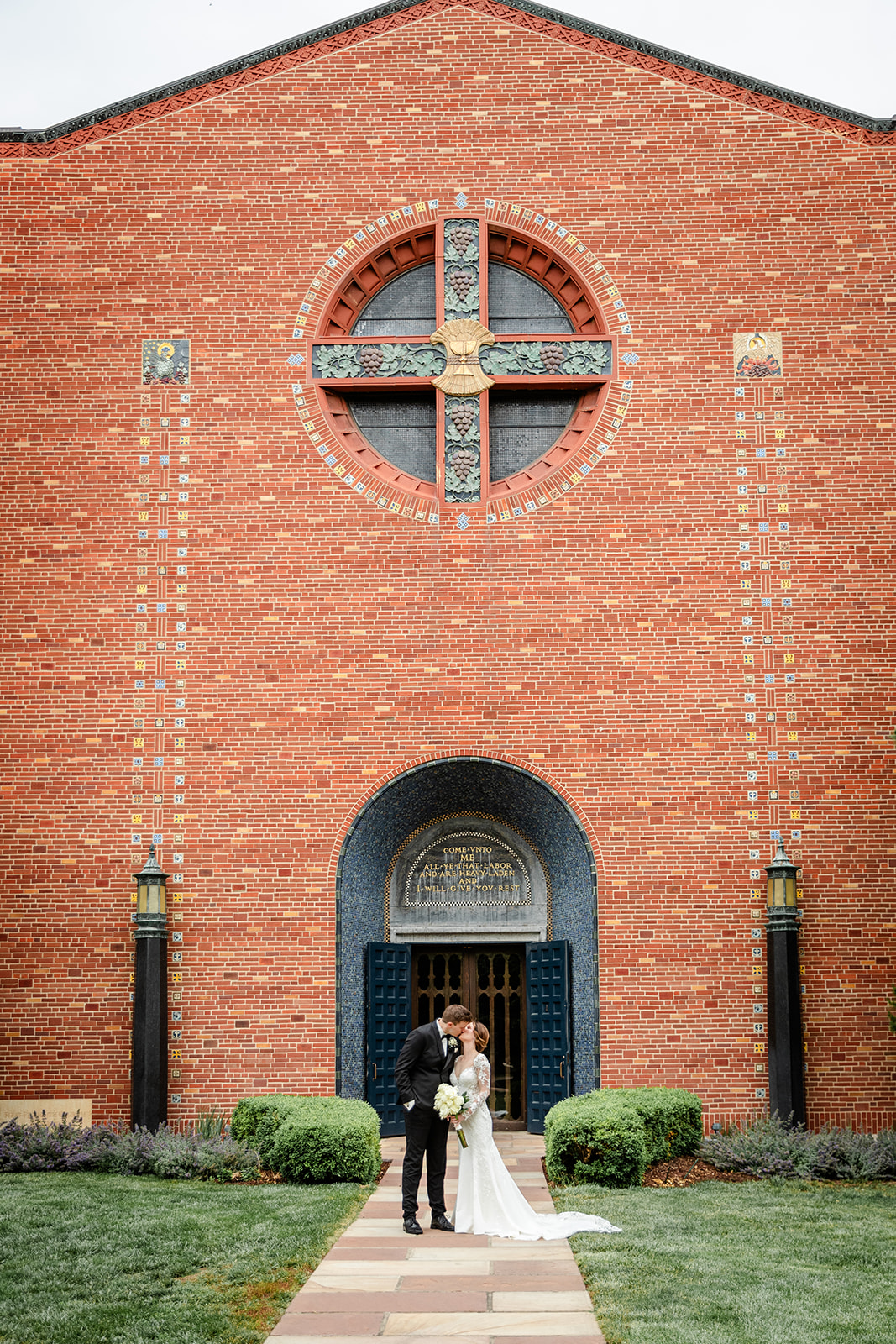 Bride and Groom kissing in front of First Plymouth Church 