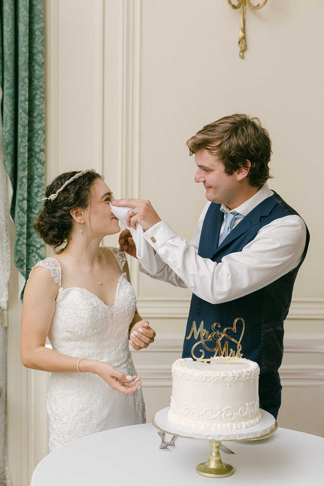 cake cutting at glen manor wedding