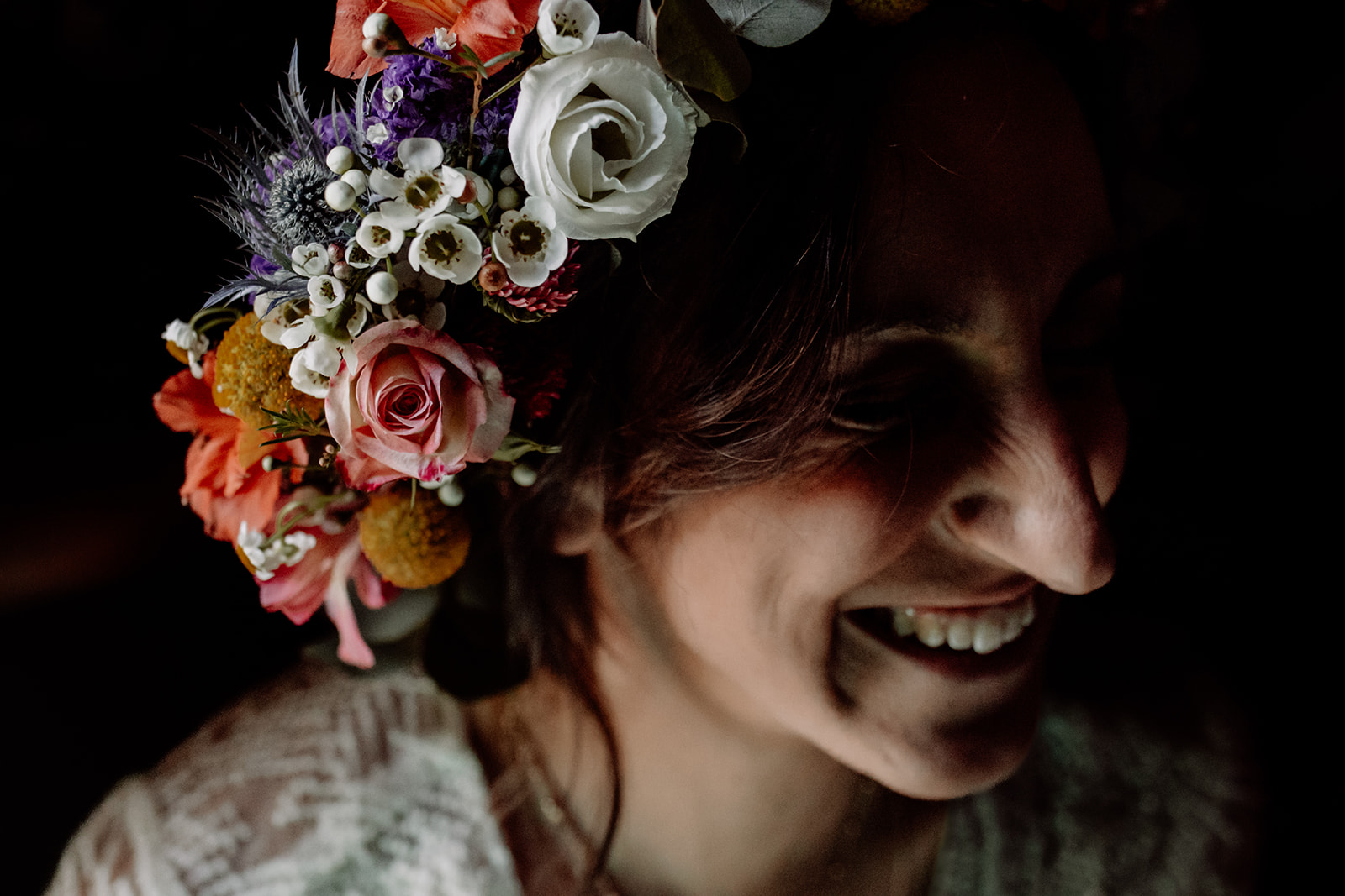 Une mariée avec une grosse couronne de fleurs