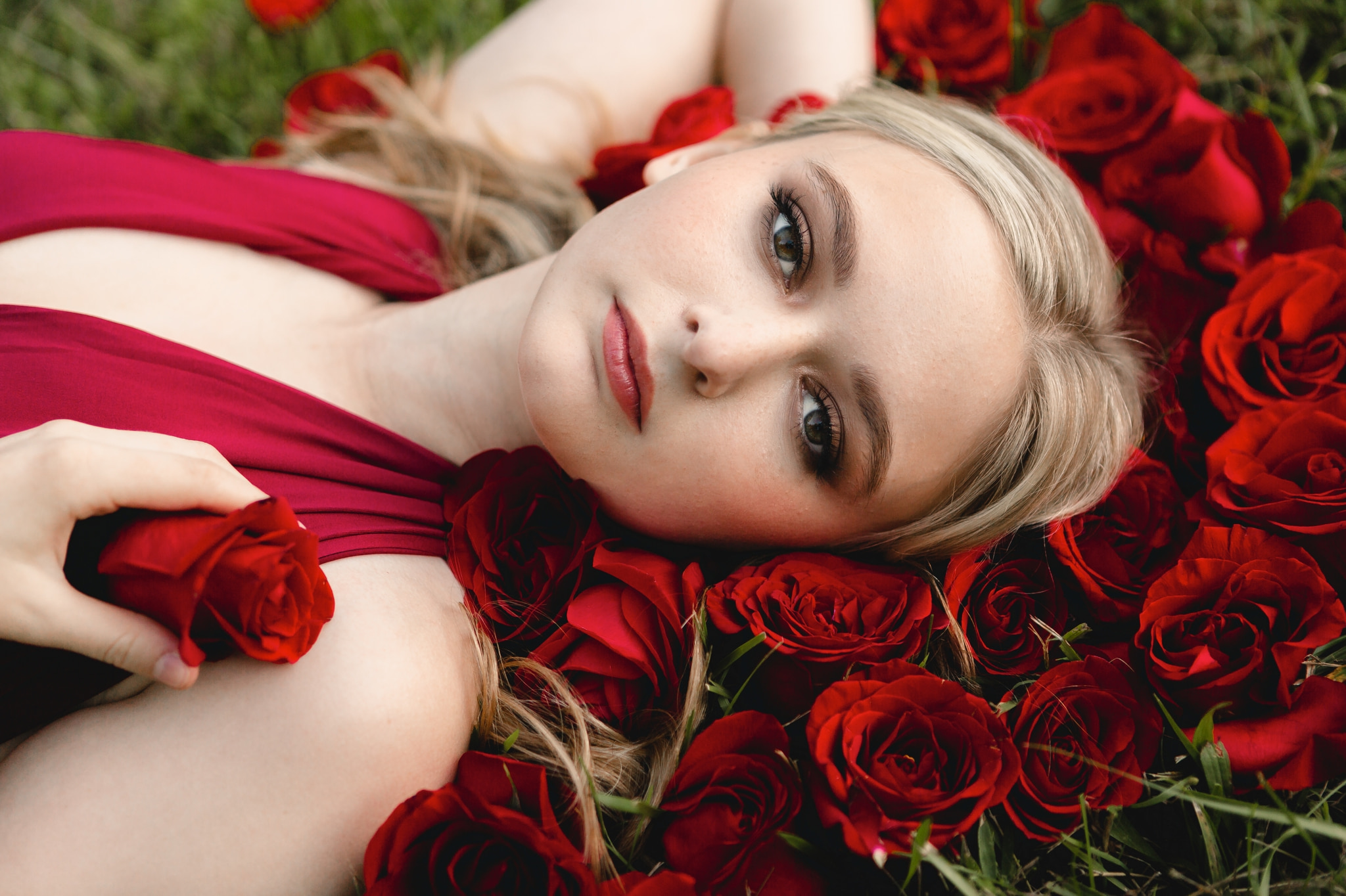 Paige Comito’s crimson red roses and dresss during her senior portrait session