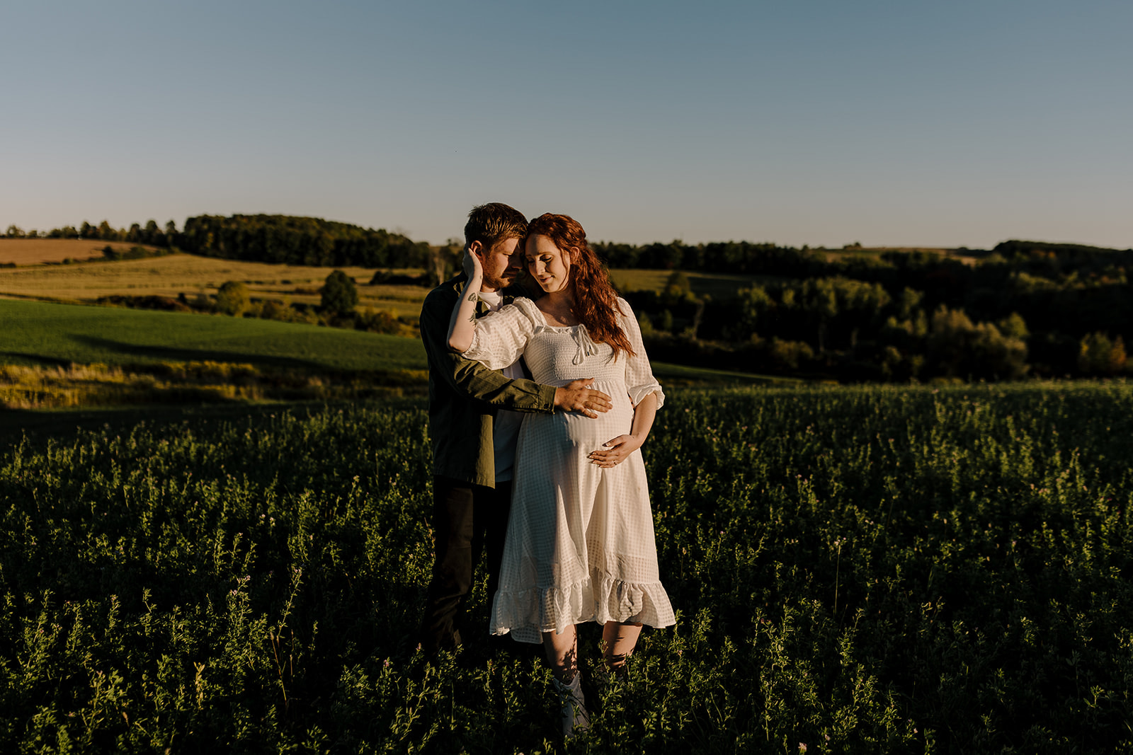 farmhouse maternity session in the field