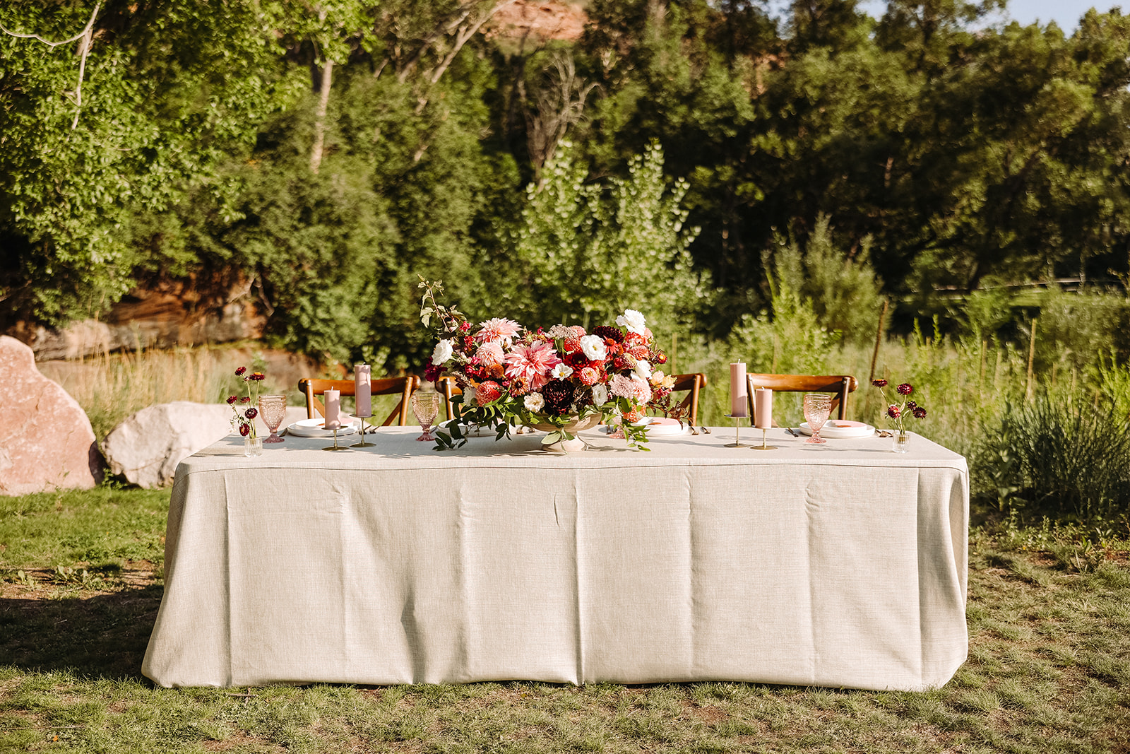Head table in an outdoor wedding 