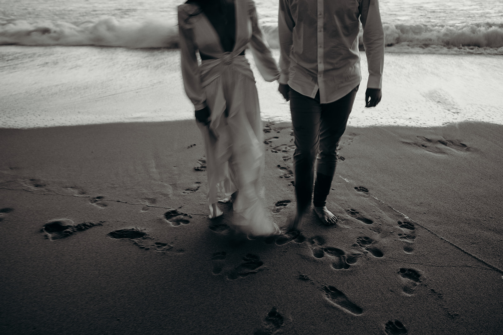 Black and white photo of a couple holding hands