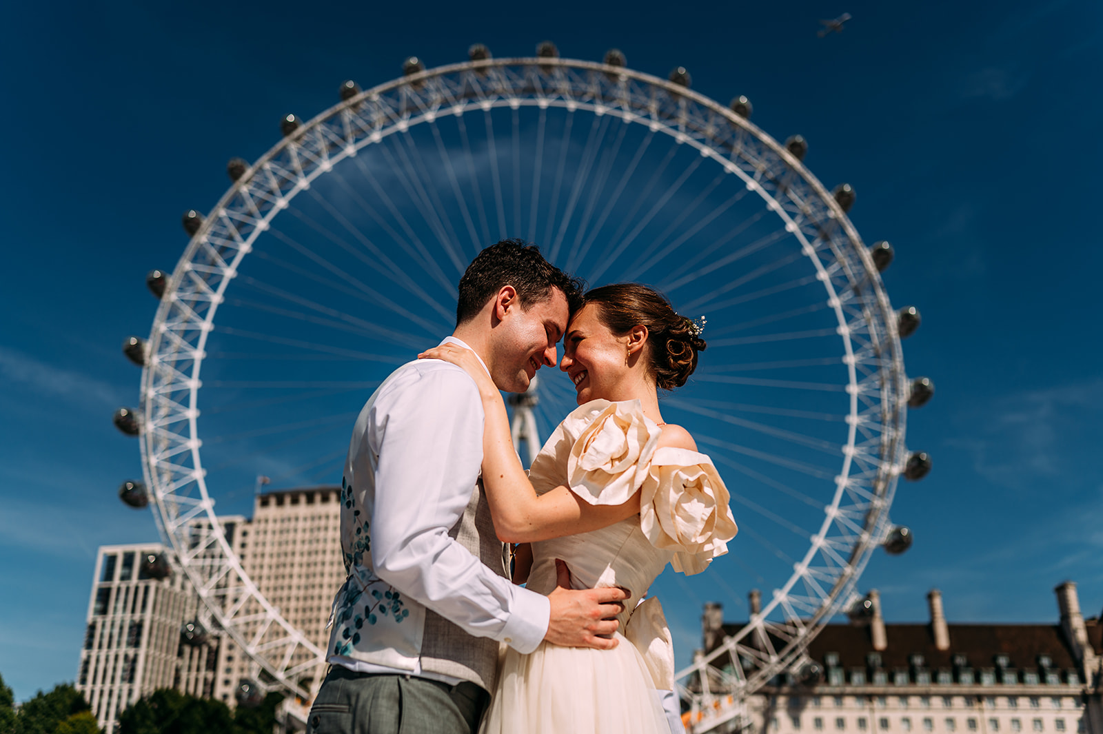 Bride and groom in front of the London eye