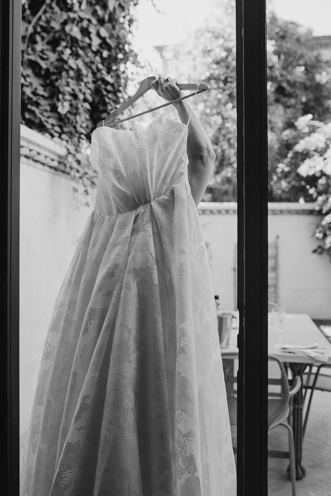 Bride carries her dress to gardens of Les Deux Tour during her elopement in Marrakech