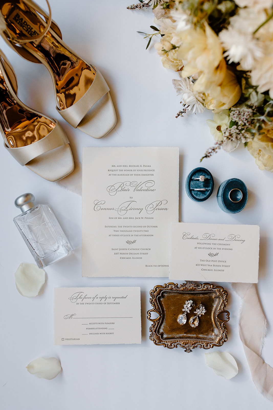 Intimate details for a wonderful city wedding in October 