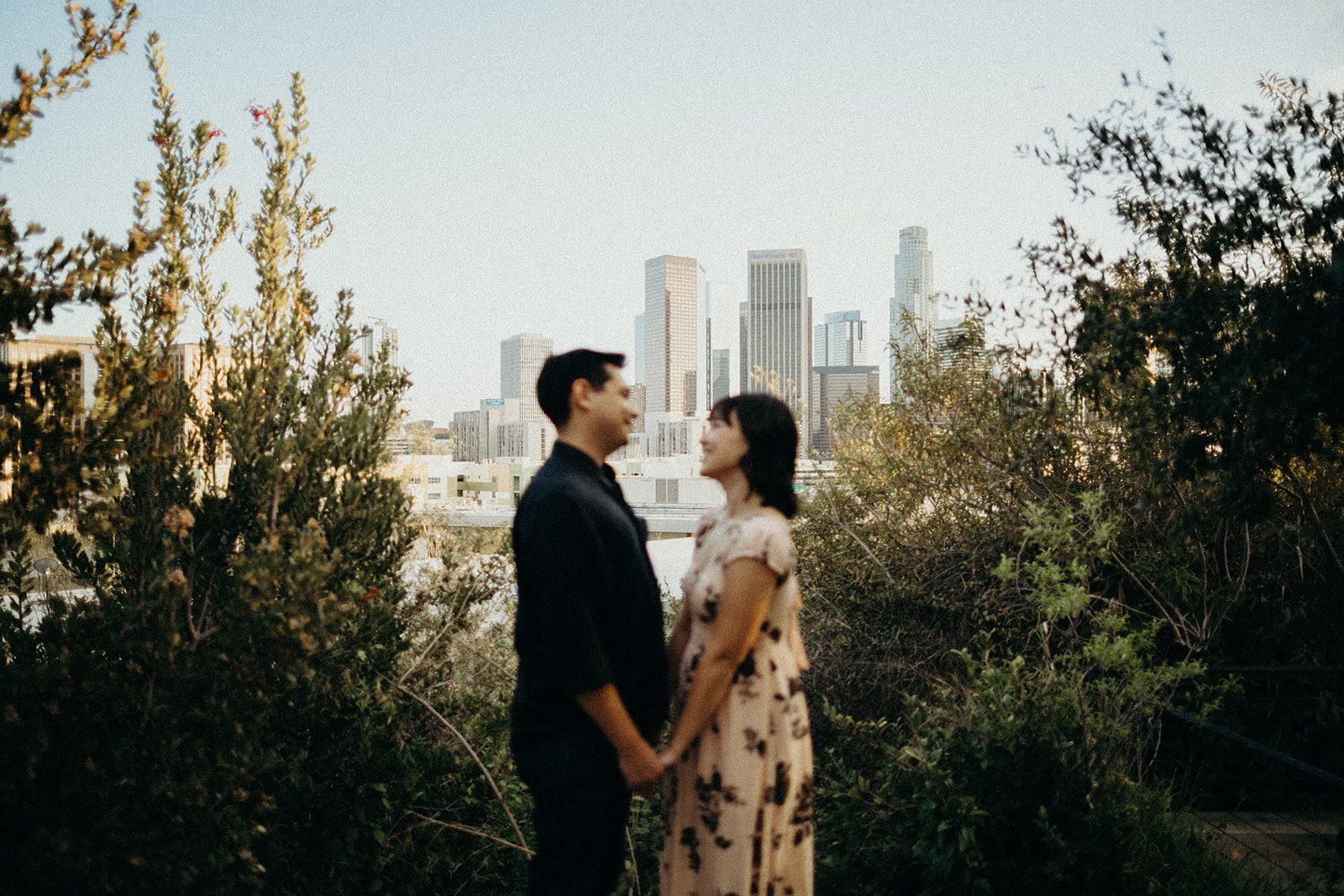 couple with los angeles skyline behind them photography by Joe+Kathrina