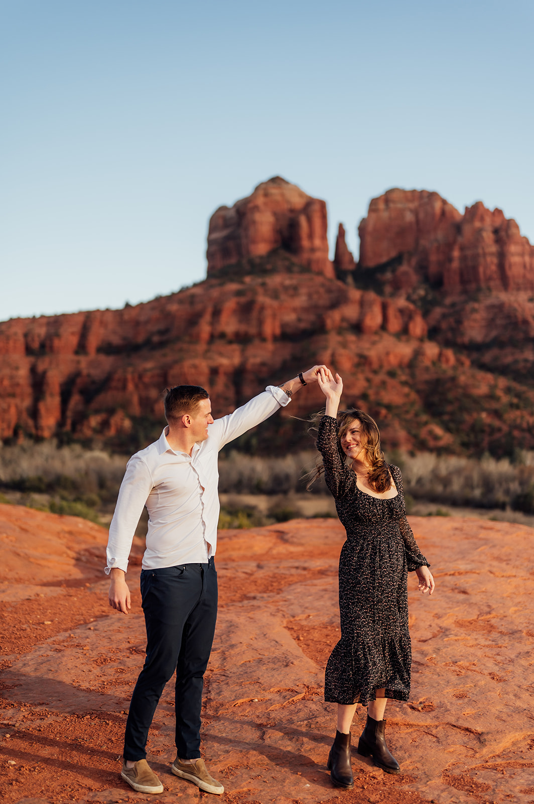 Couple dancing in front of views of Cathedral rock in Sedona, AZ