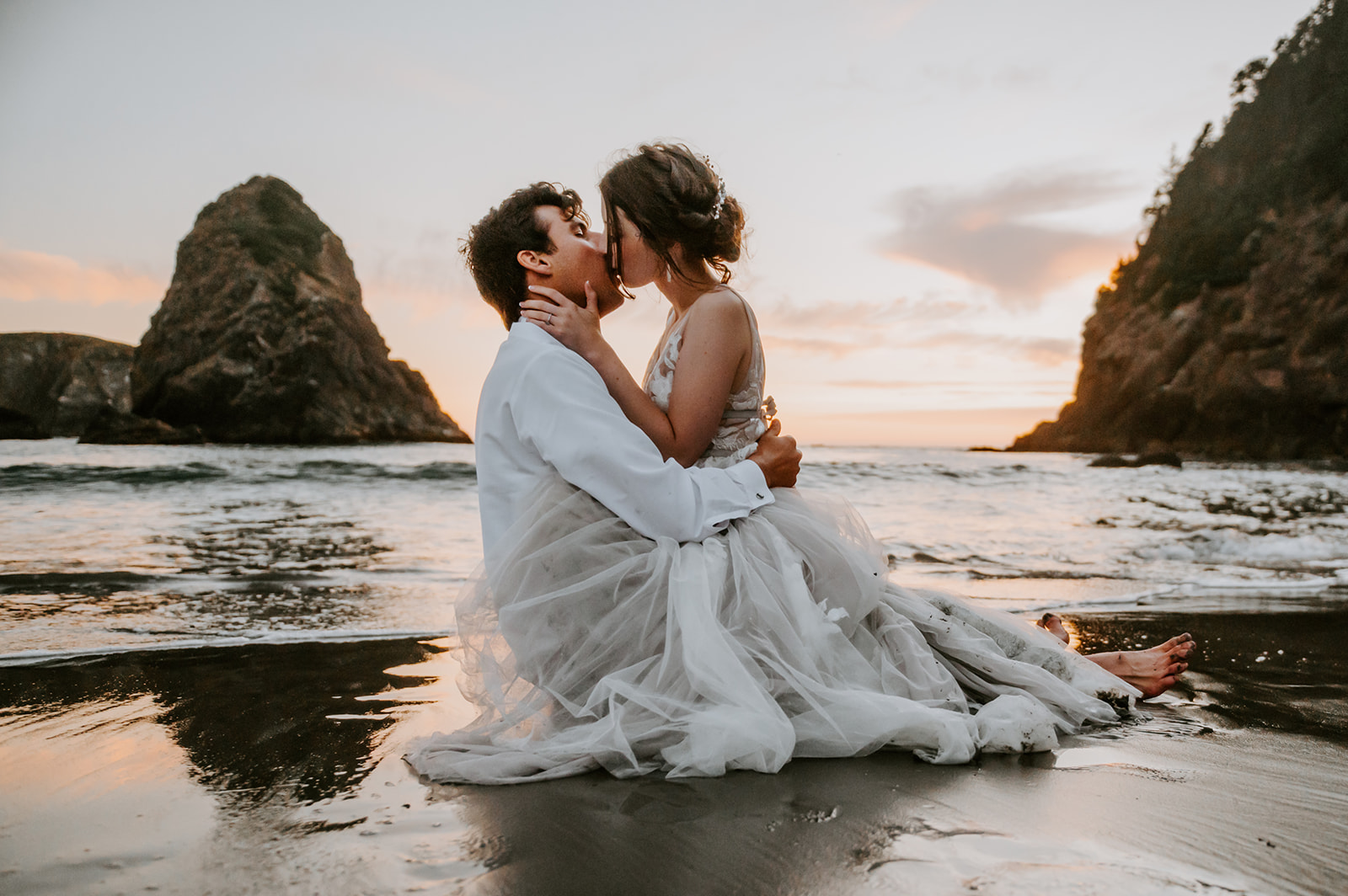 Bride straddling and kissing the groom at Samuel H Boardman on the Oregon Coast