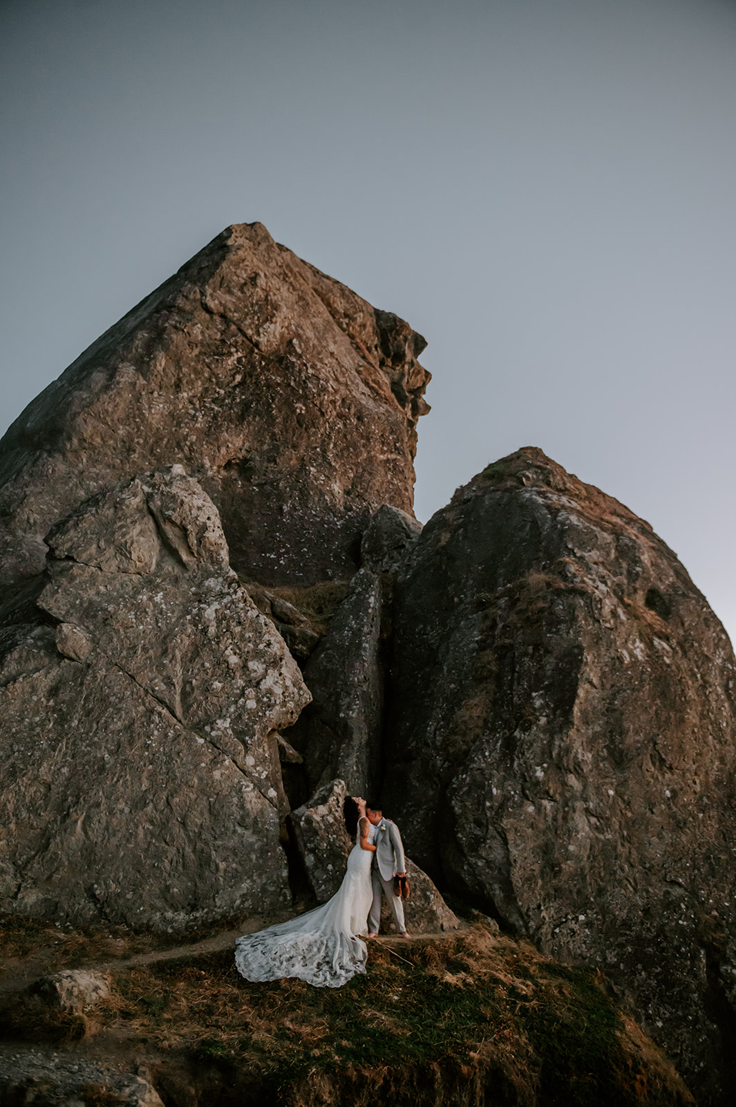 Two brides kissing at kissing rock on the Oregon coast